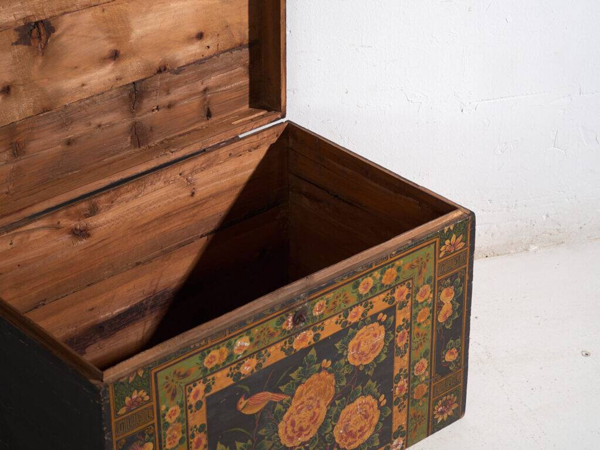 Coffre ancien peint en bois de pin – Chine, vers 1900