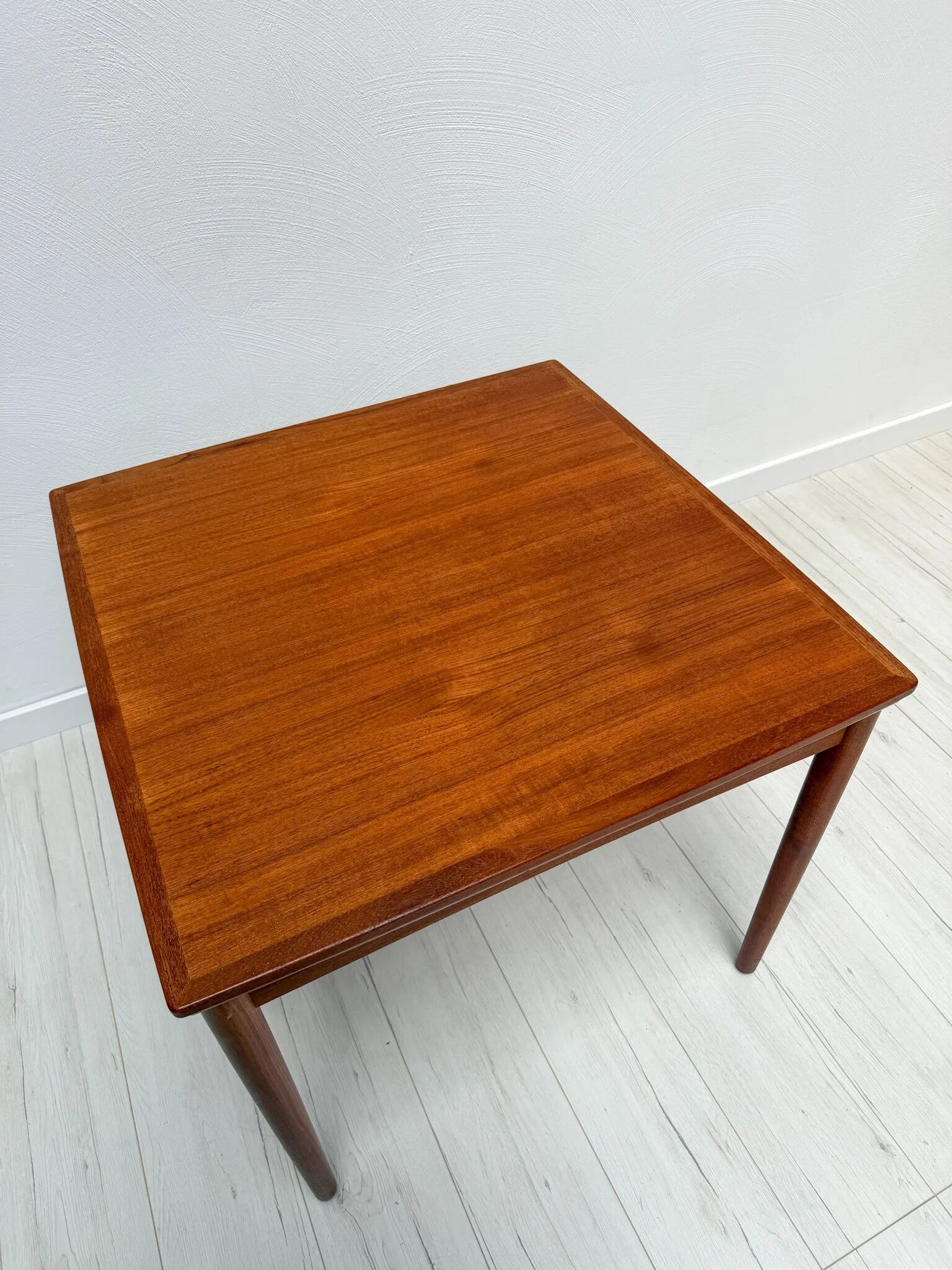 1960s vintage mid-century Danish teak extendable dining table by Poul Hundvad for Hundevad & Co.