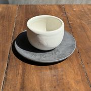 Tasse blanche en céramique indonésienne et soucoupe grise