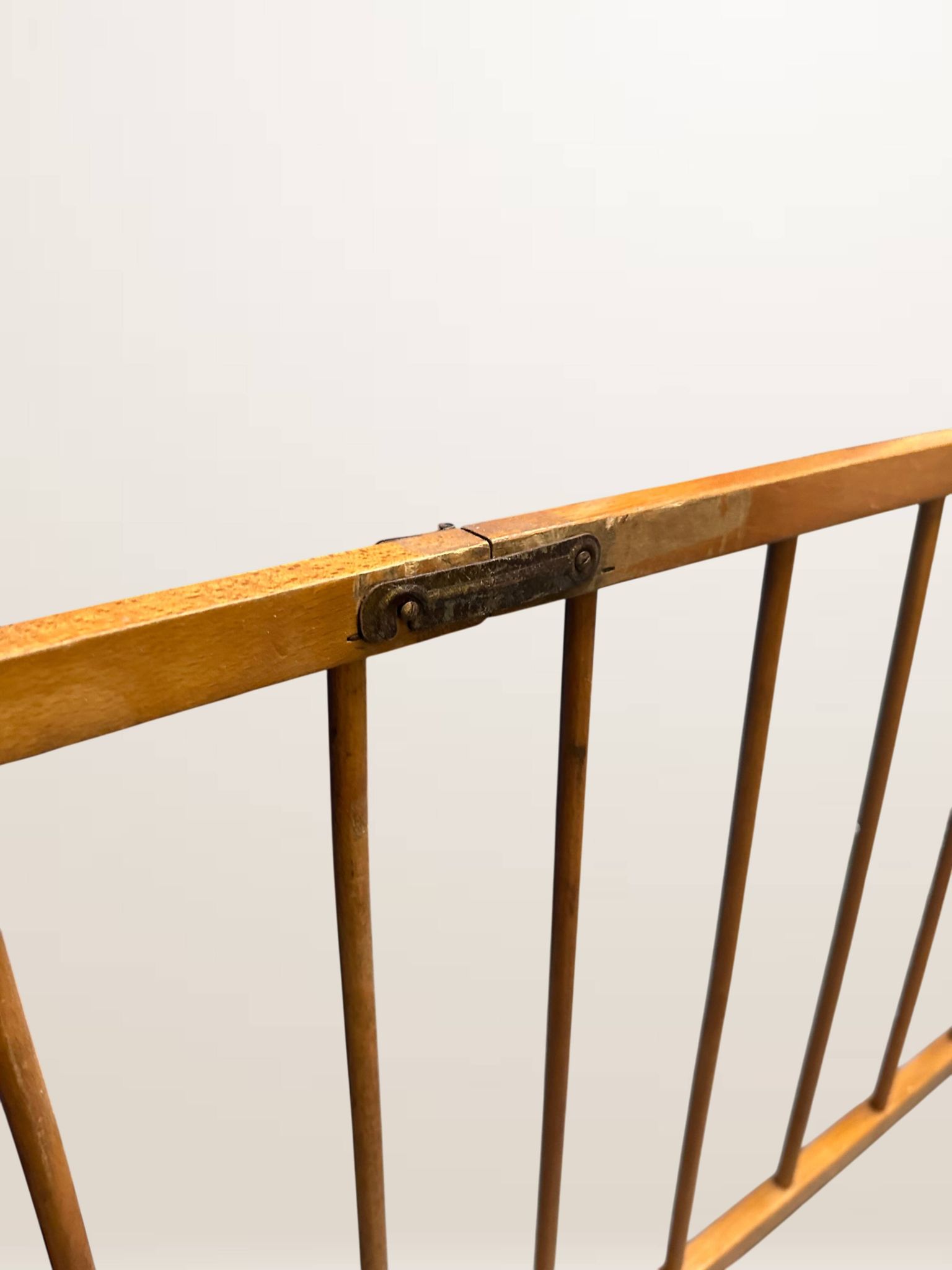 Ancien parc pour enfant pliant en bois, 1950