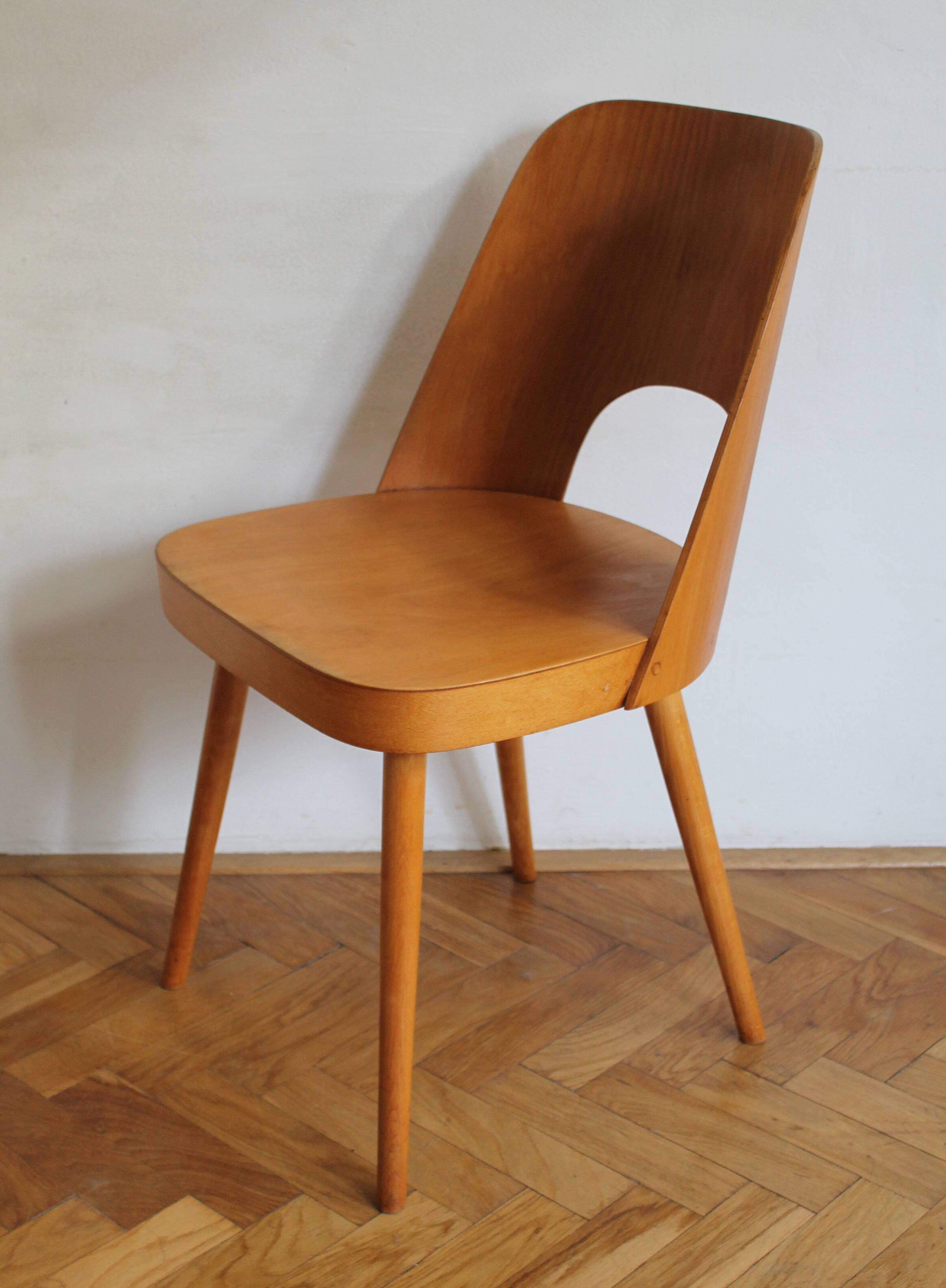 Ensemble de quatre chaises de salle à manger du milieu du siècle n° 515 par Oswald Haerdtl pour la société TON