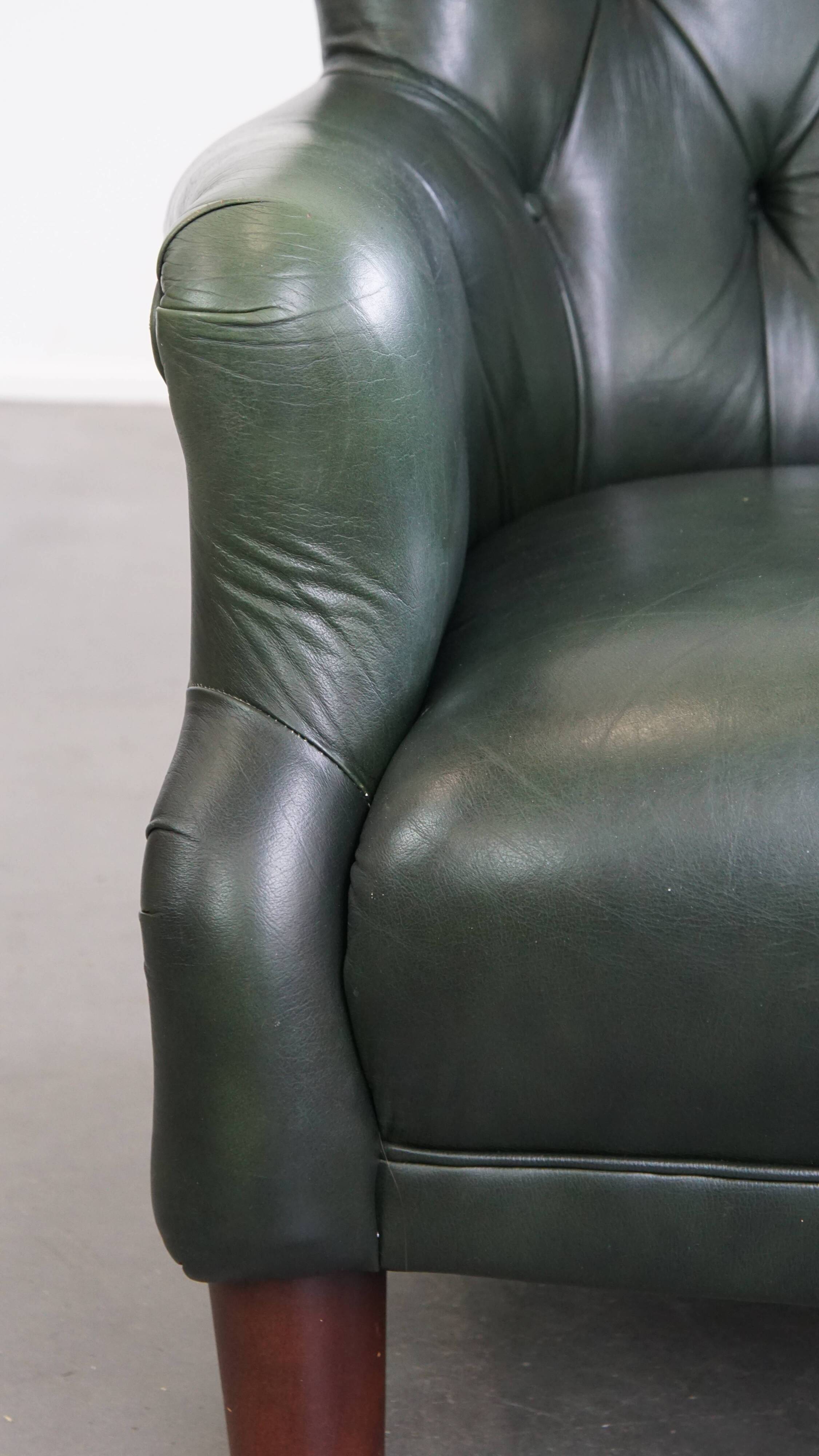 Fauteuil Chesterfield en cuir de vachette vert de style anglais