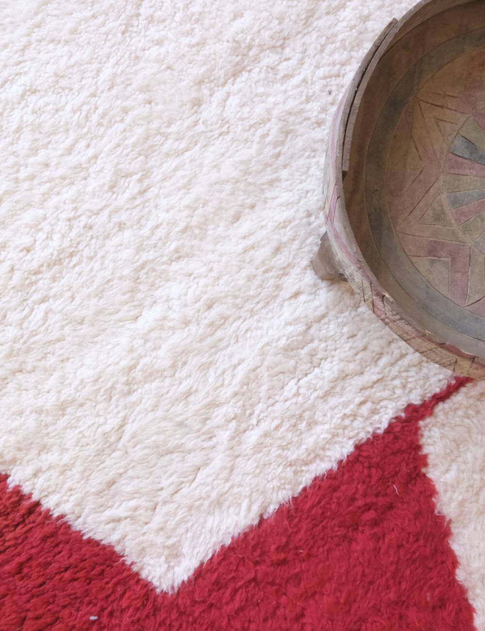 Contemporary red and white rug - 346 x 246 cm