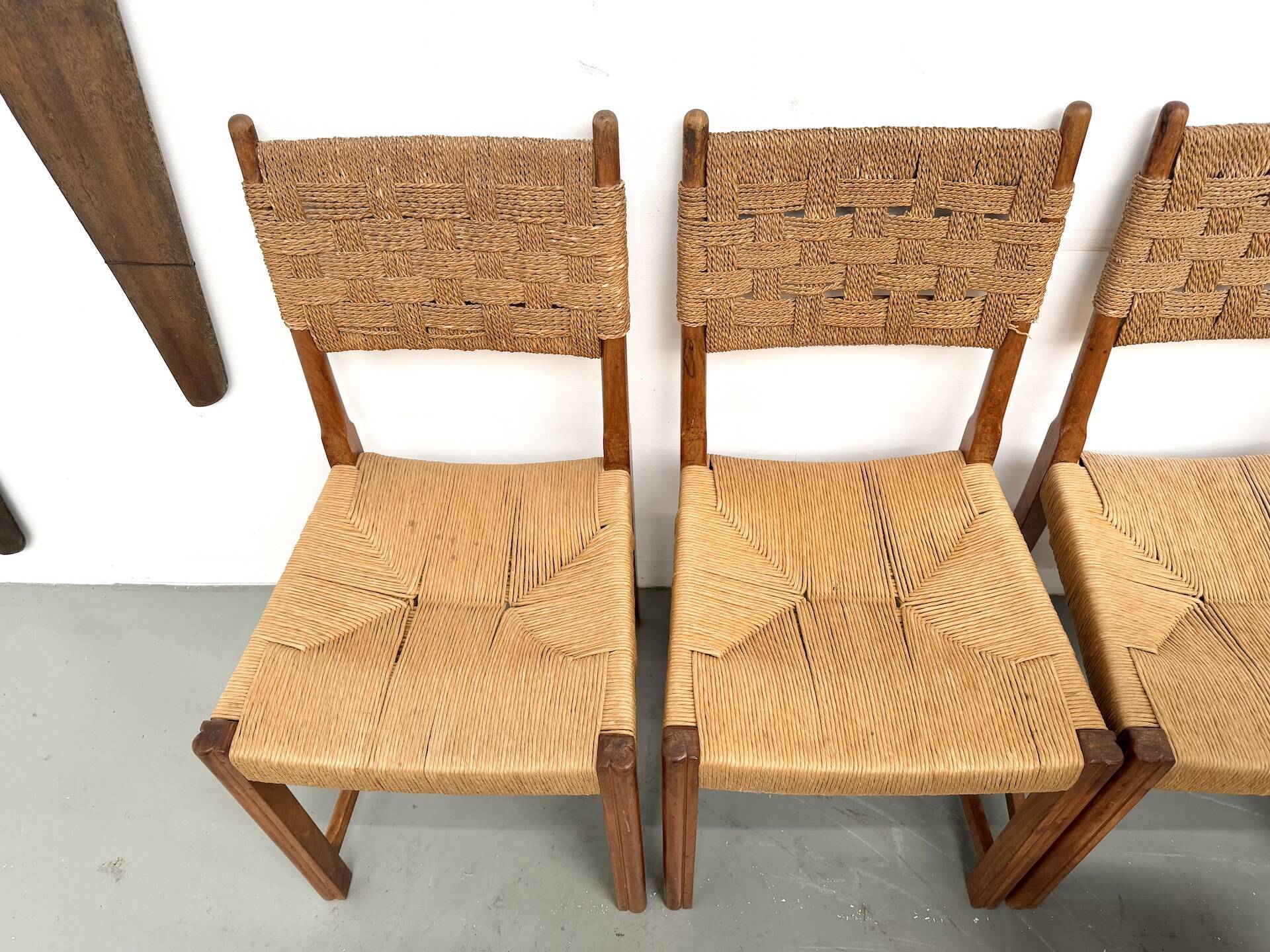 Série de dix chaises en orme massif tressées main, France circa 1965