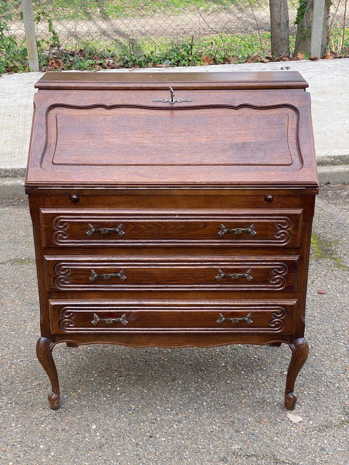 Secretary desk with slanted top and 3 drawers in Louis XV style.