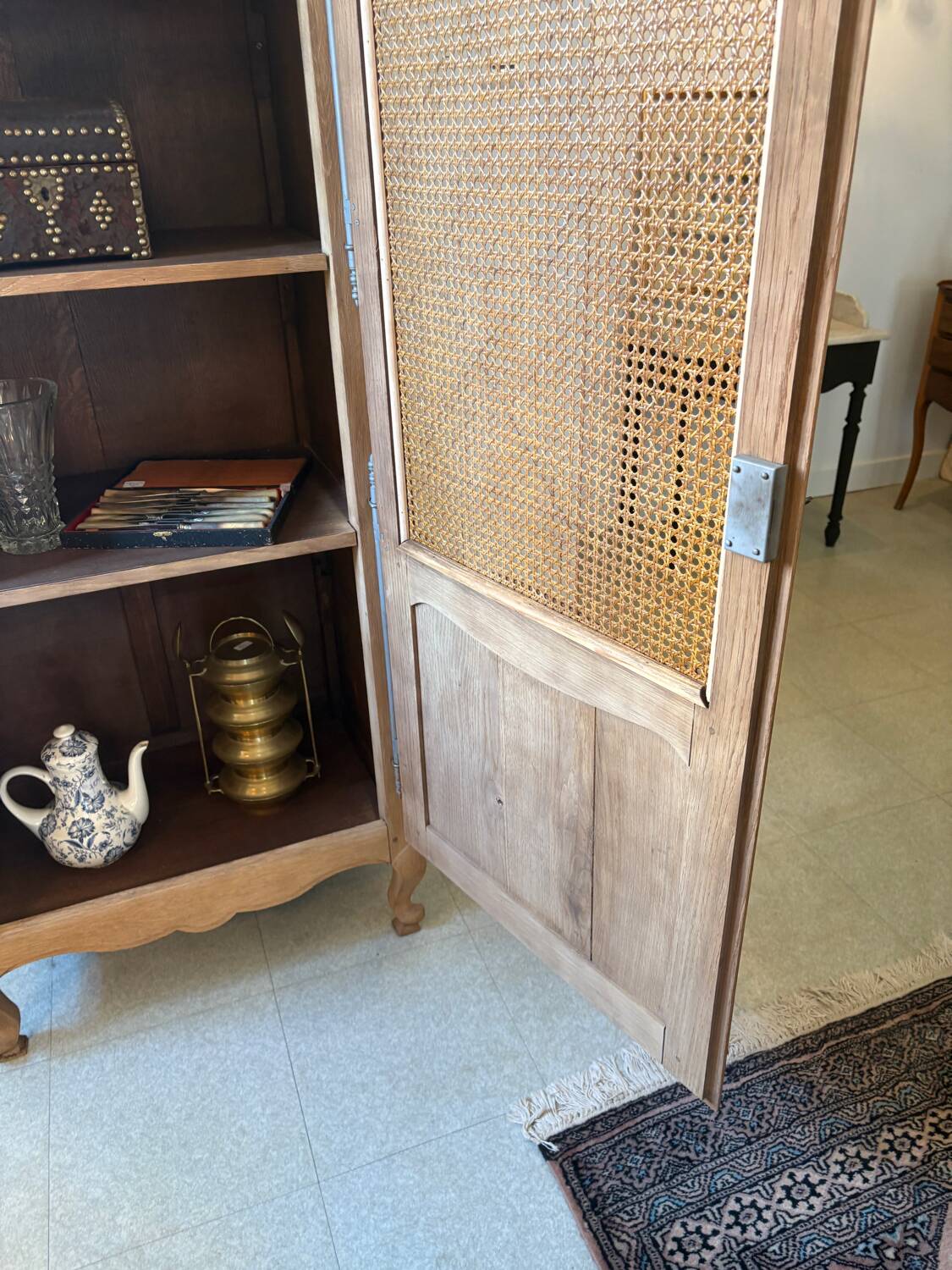 Cane-work oak bonnetière