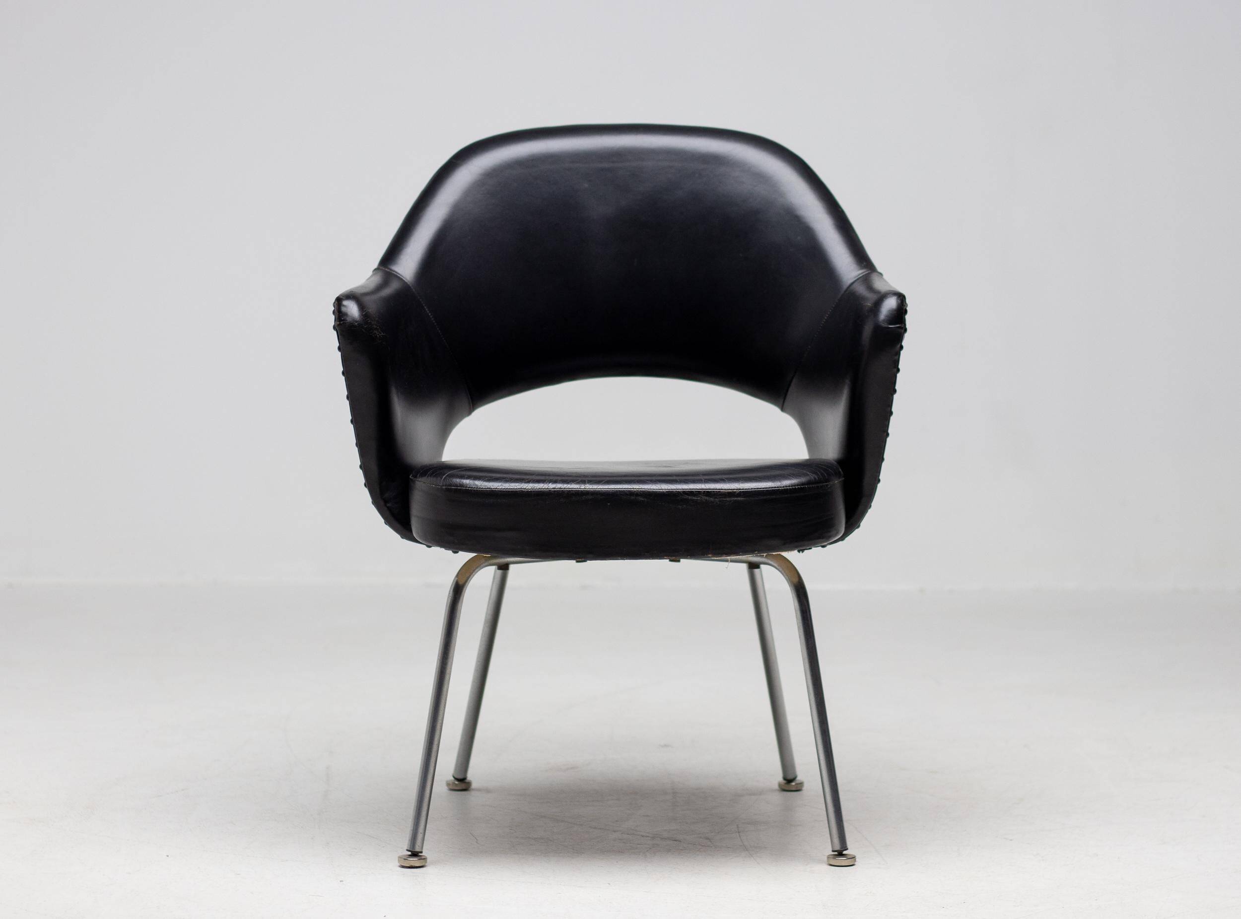 Set of 4 Saarinen executive chairs for Knoll in original black leather.