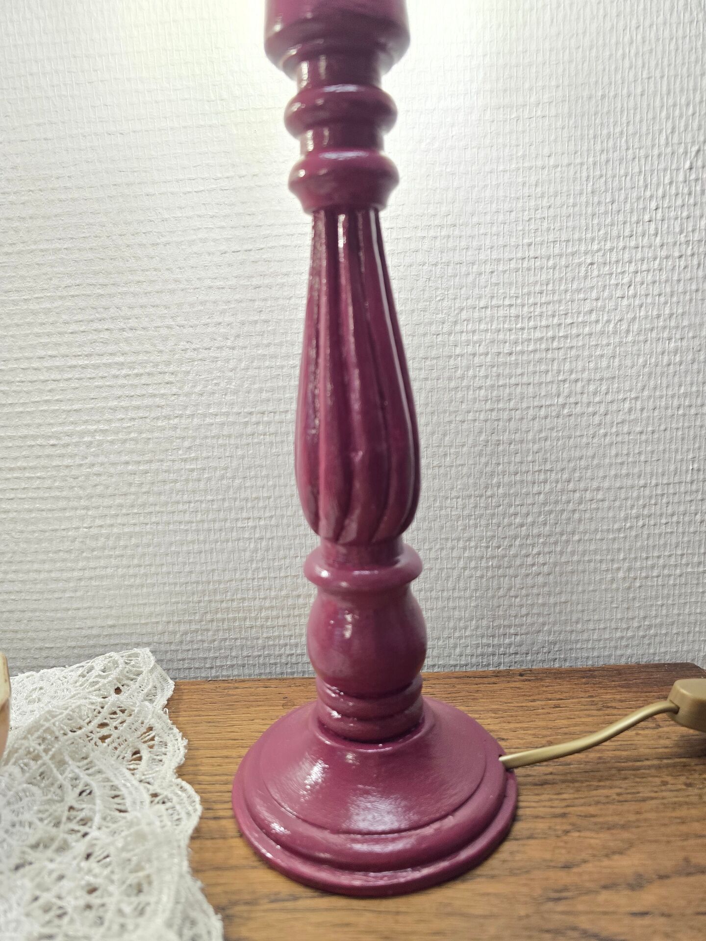 Lampes à poser vintage – Pieds bois repeints mauve brillant + globes a