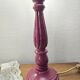 Lampes à poser vintage – Pieds bois repeints mauve brillant + globes a