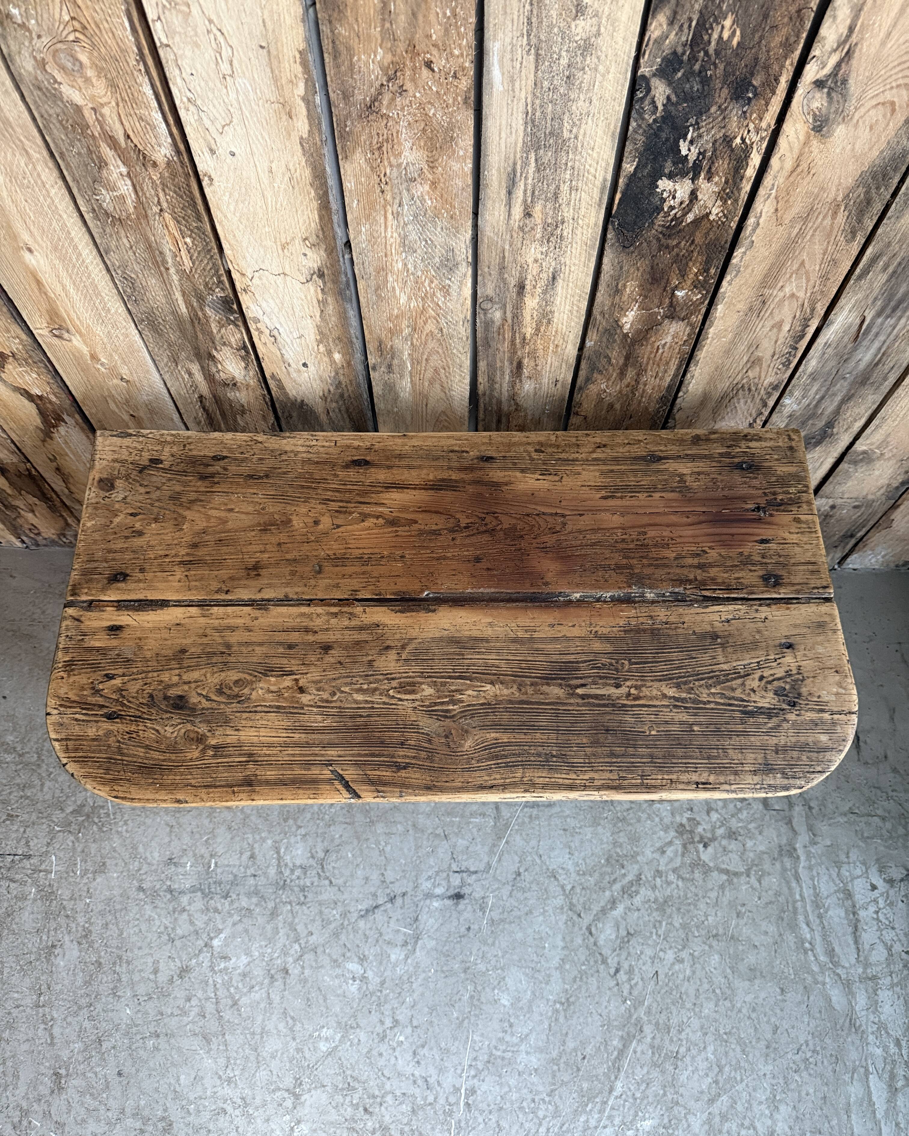 Petite console ou table de chevet en pin massif (rénovée)
