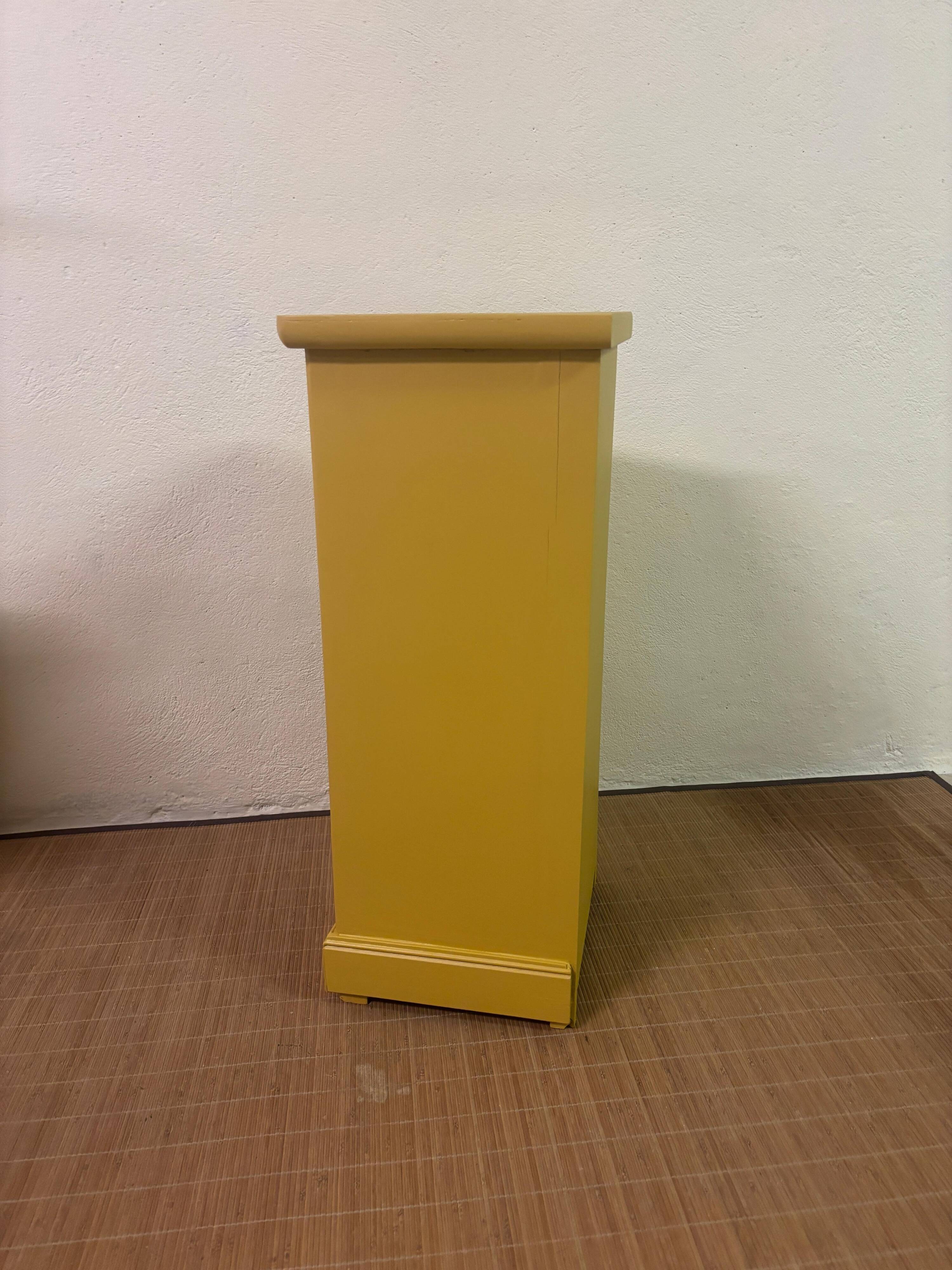 Petit meuble d'appoint ancien revisité – bois naturel et jaune moutarde