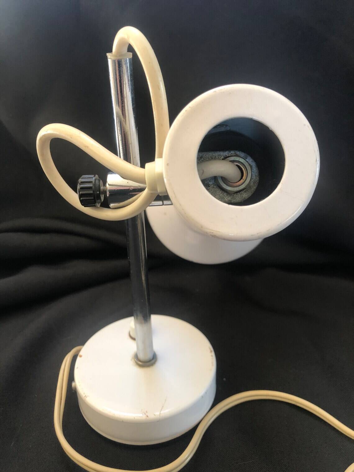 Desk spot lamp in white lacquered metal, Italian work from the 60s and 70s