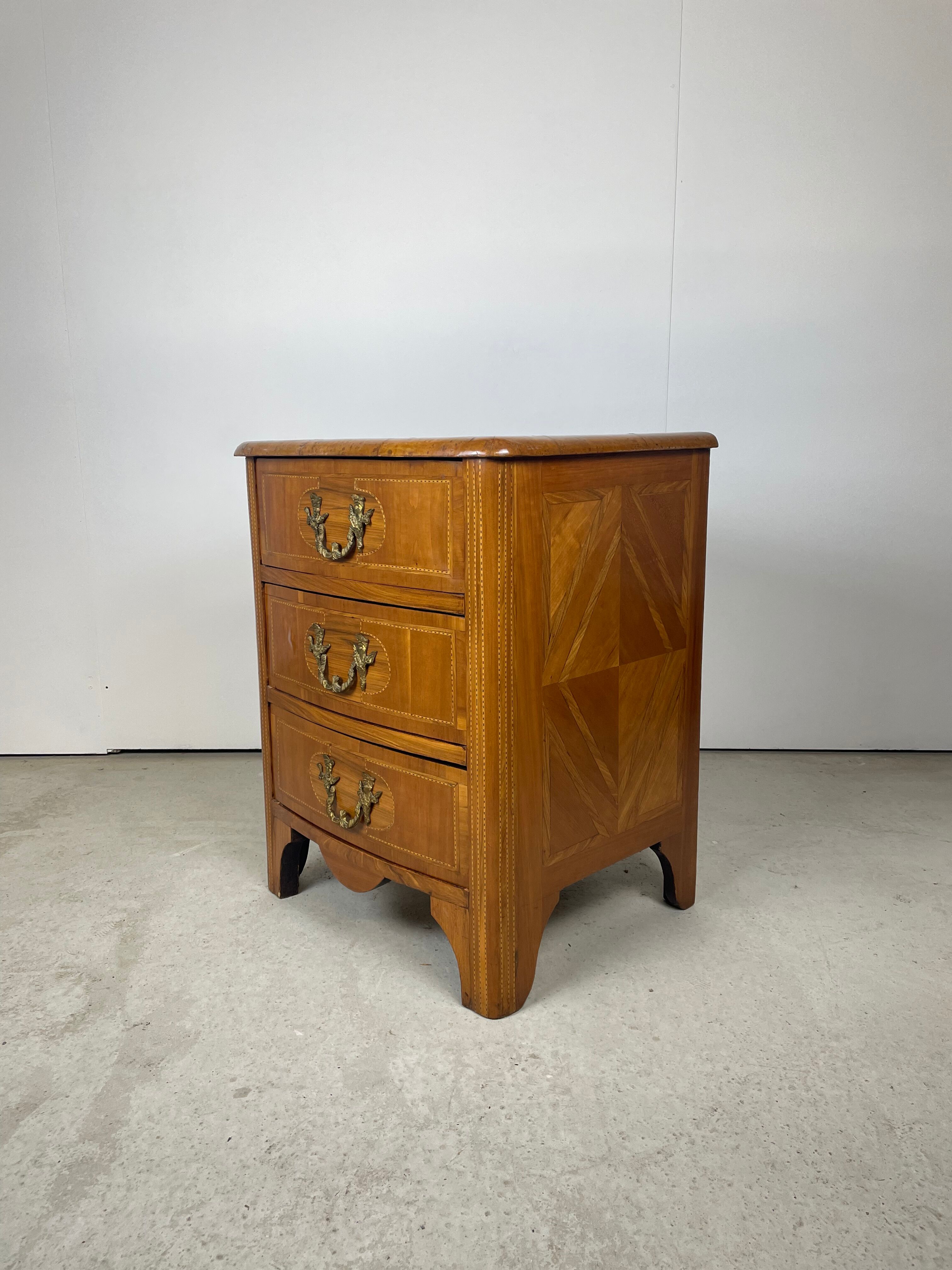 Inlaid drawer cabinet