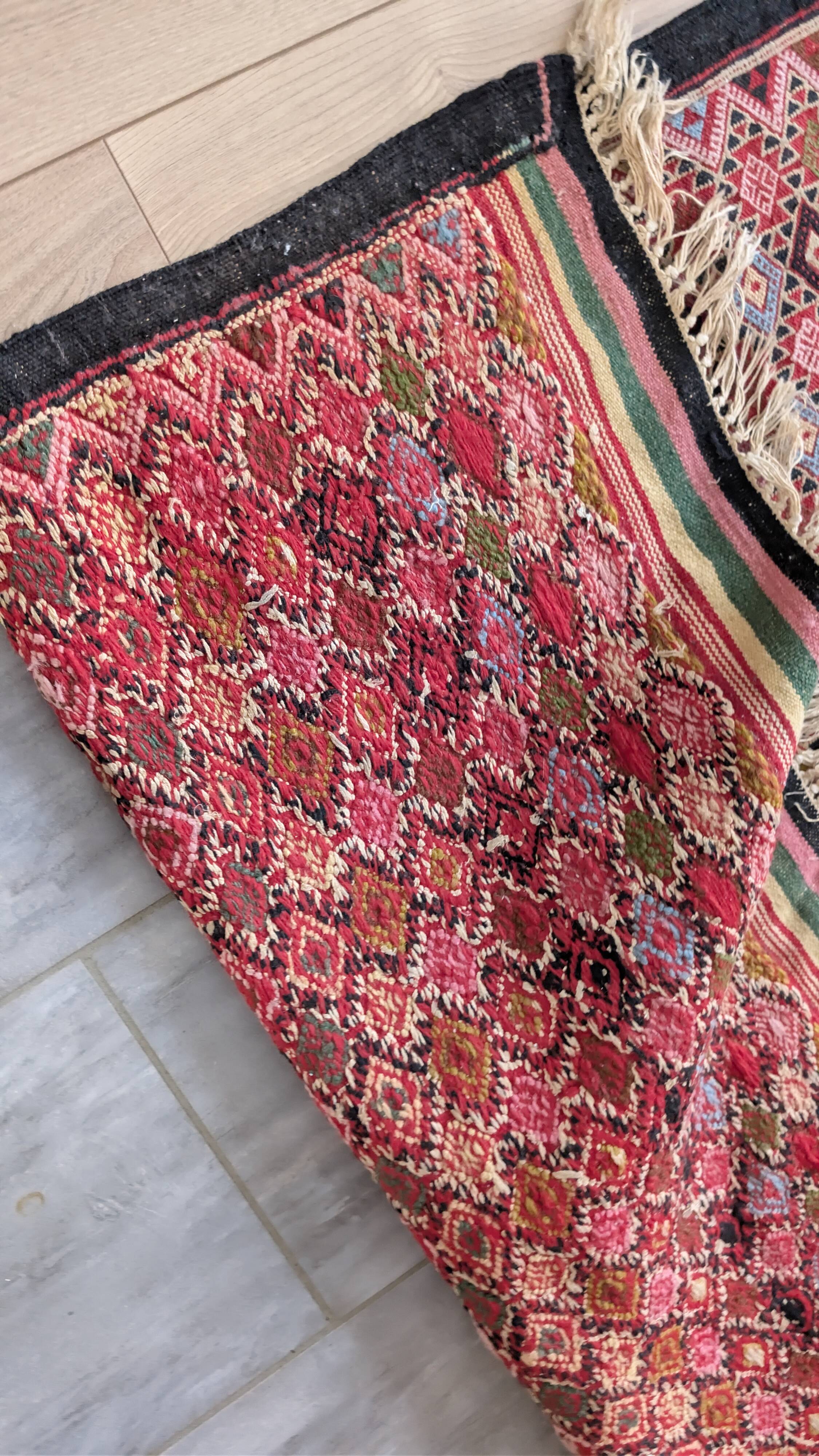 Grand tapis kilim ancien aux motifs géométriques tribaux 260 x 130 cm