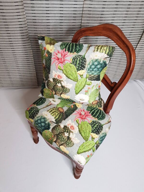 Ancienne chaise médaillon revisitée aux motifs de cactus