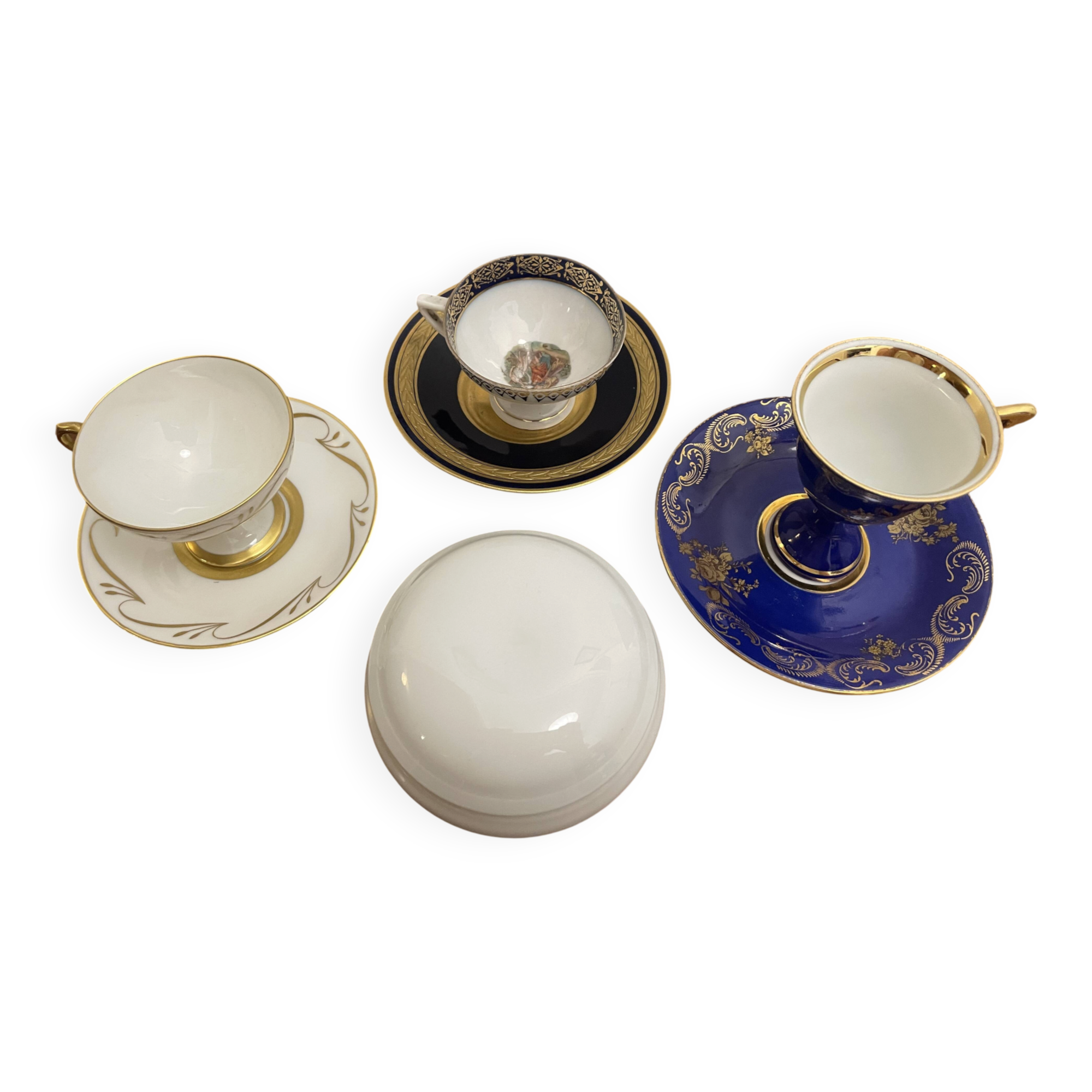 Lot de 3 tasses, leurs soucoupes et une bonbonnière