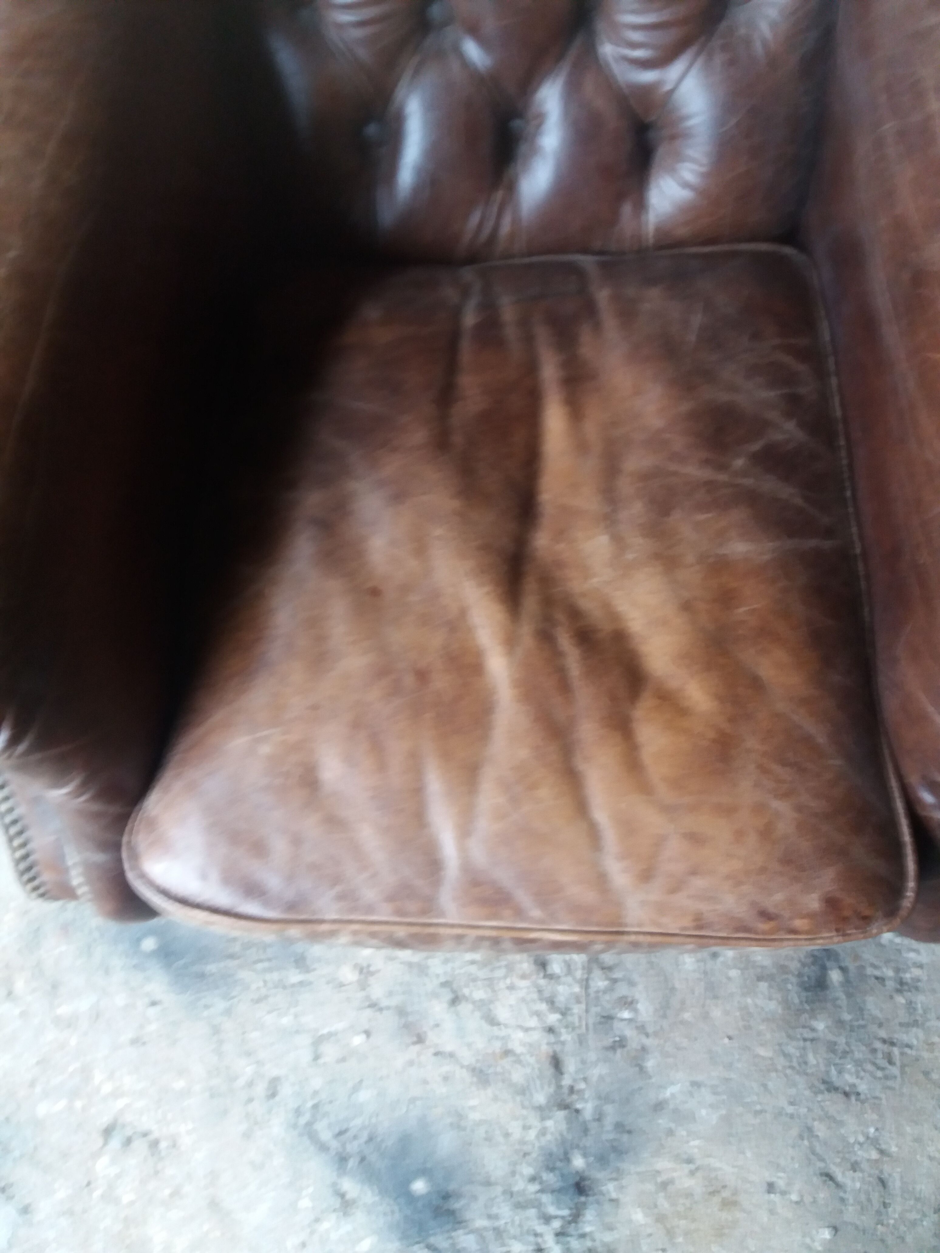 Fauteuil chesterfield à oreille cuir