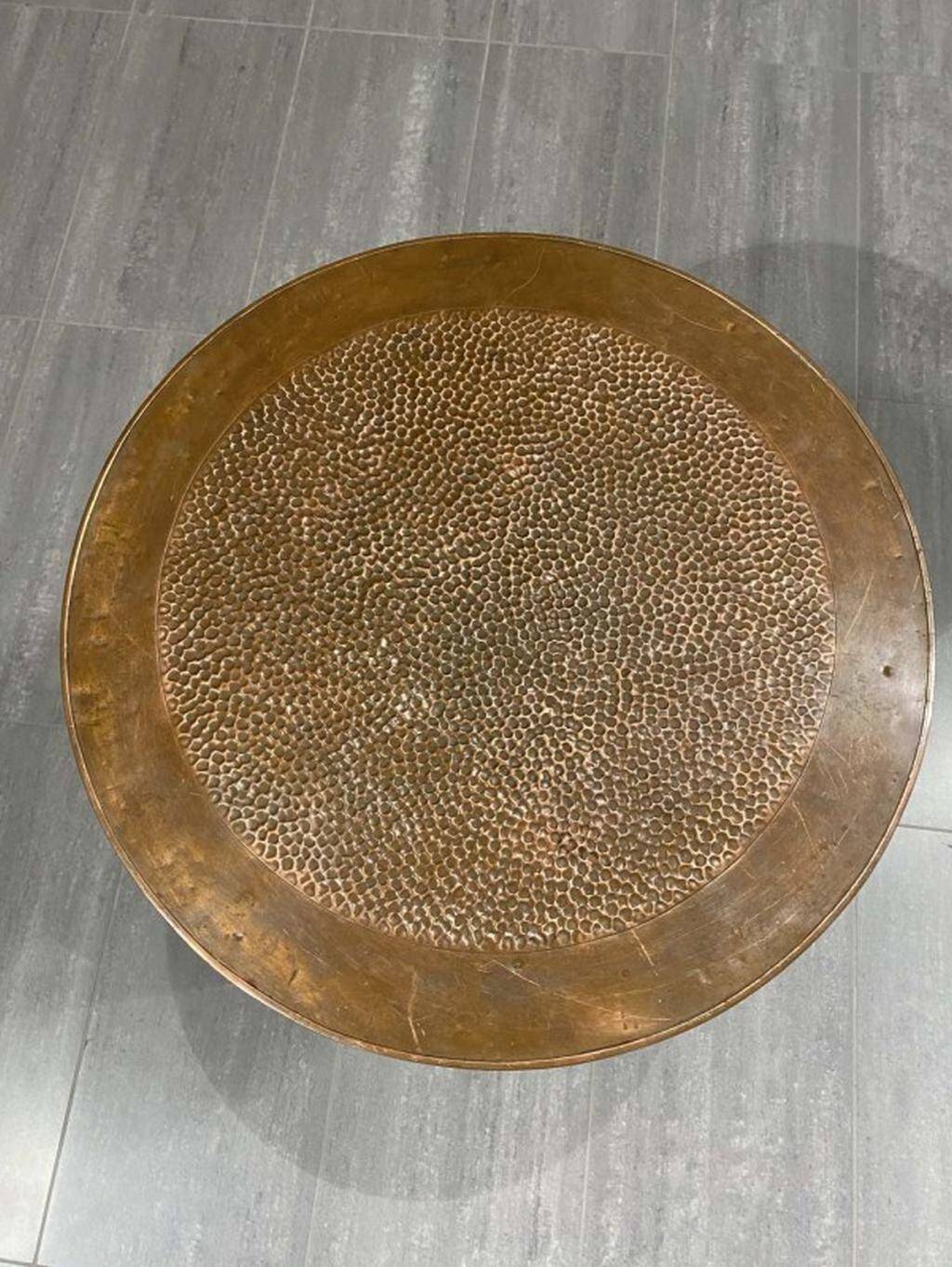Table à six pieds de style Adolf Loos avec plaque en cuivre
