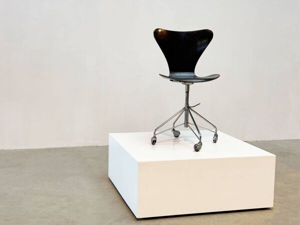 Chaise de bureau Early 3217 par Arne Jacobsen