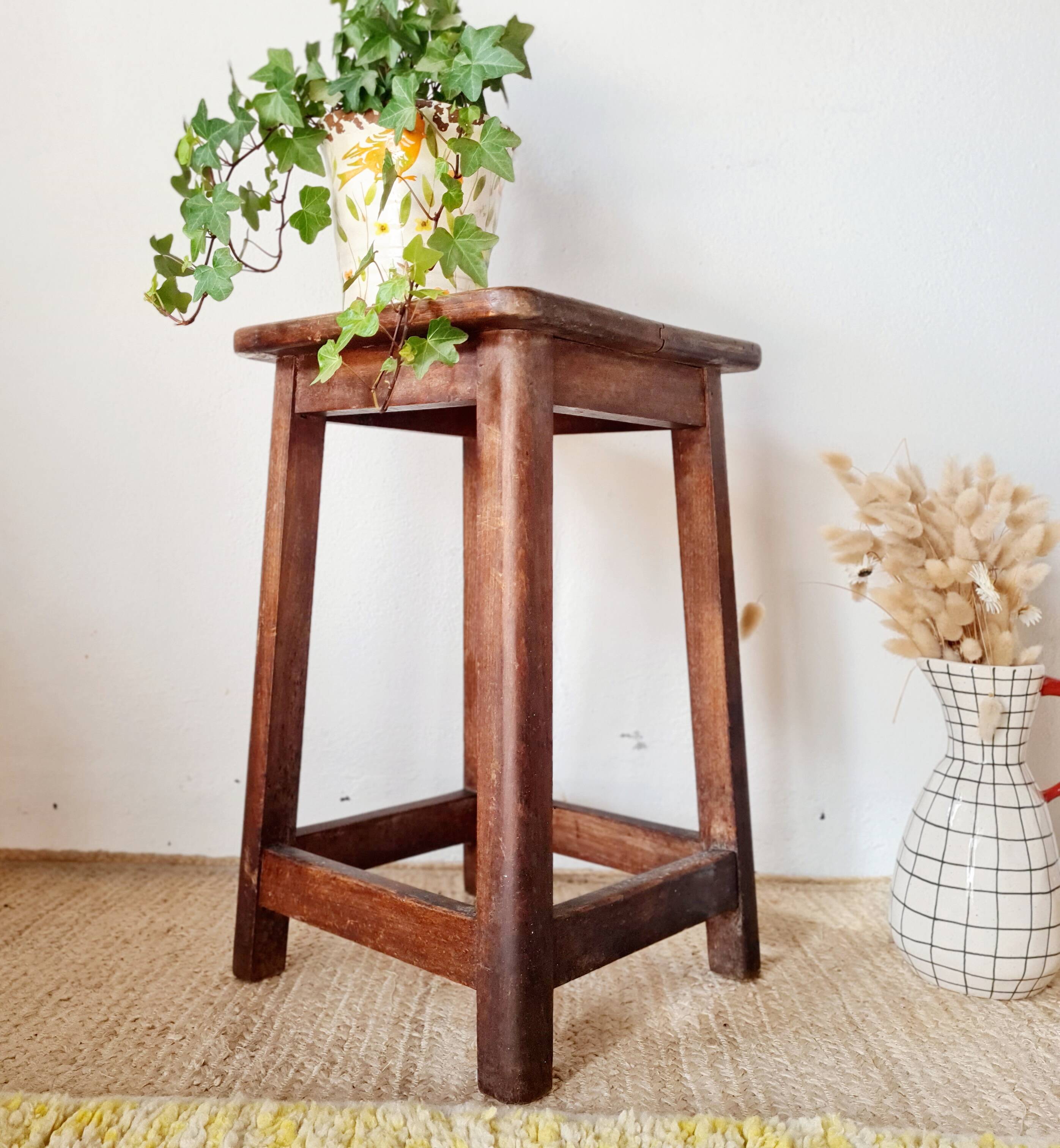 Antique farmhouse stool in solid oak – Rustic Brutalist Look