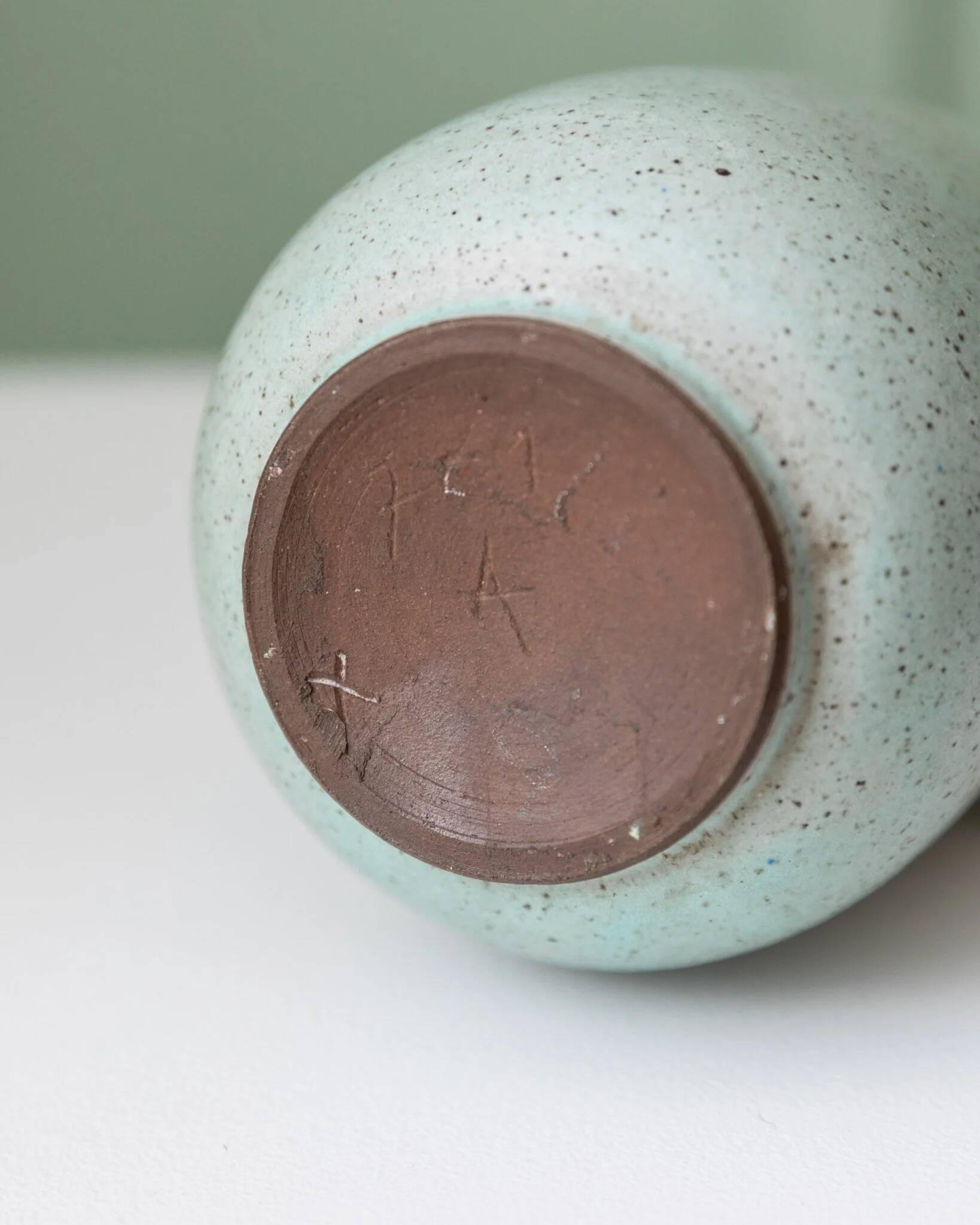 Vase en grès menthe par Carl Fischer pour PGH Bürgel – Céramique de studio organique du milieu du siècle, années 1960