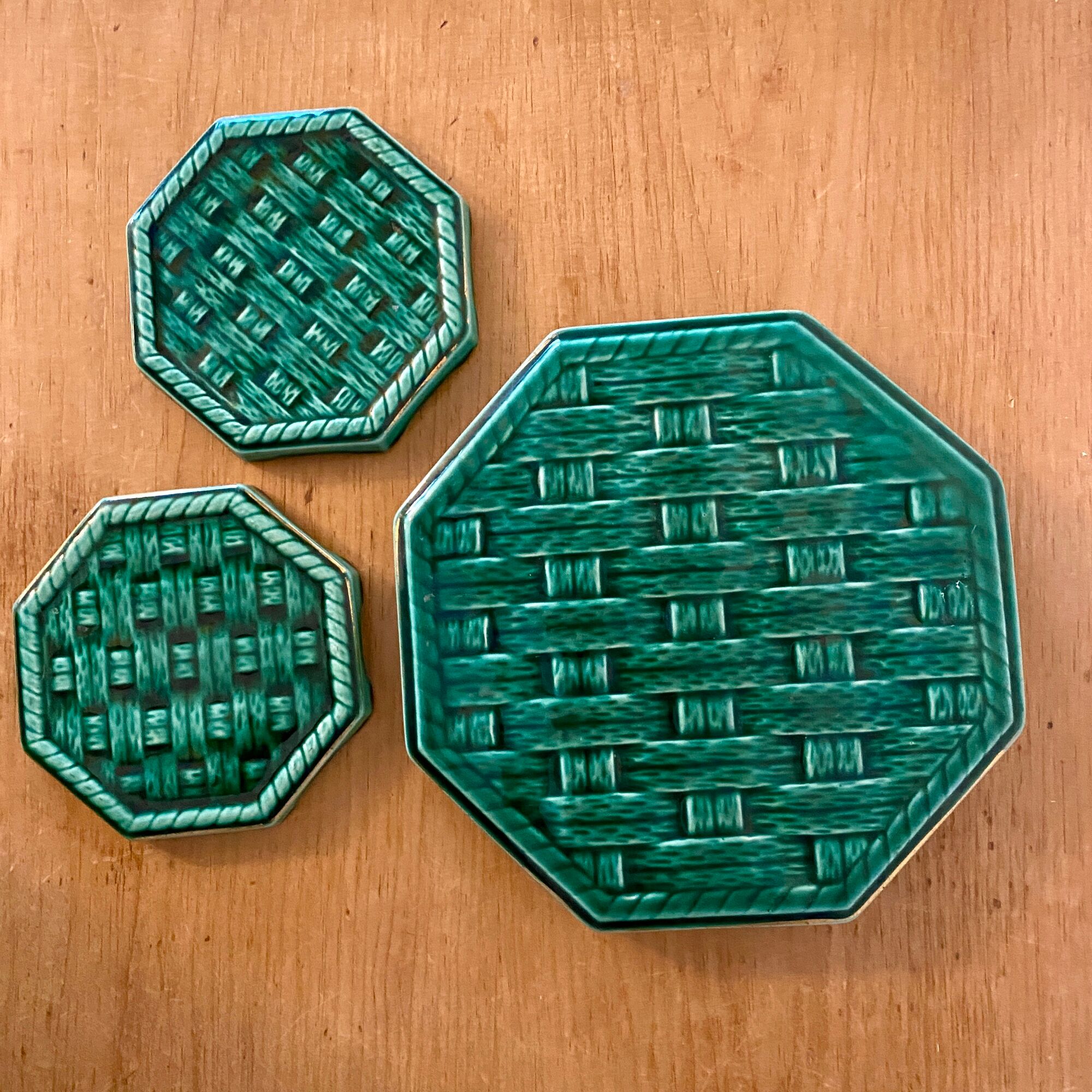 Set de un dessous de plat et deux dessous de bouteille vintage Digoin