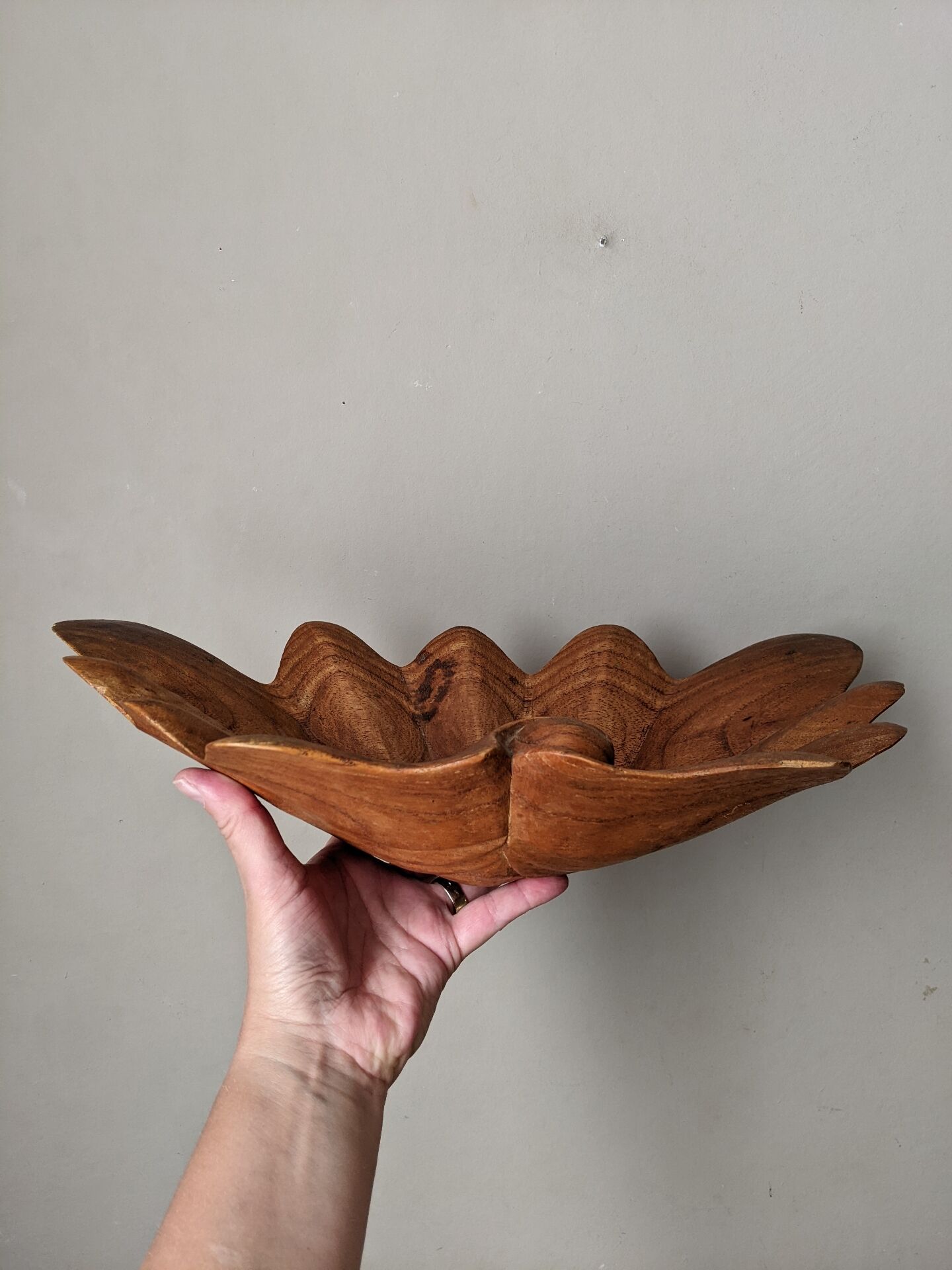 Vide poche coquillage en bois sculpté