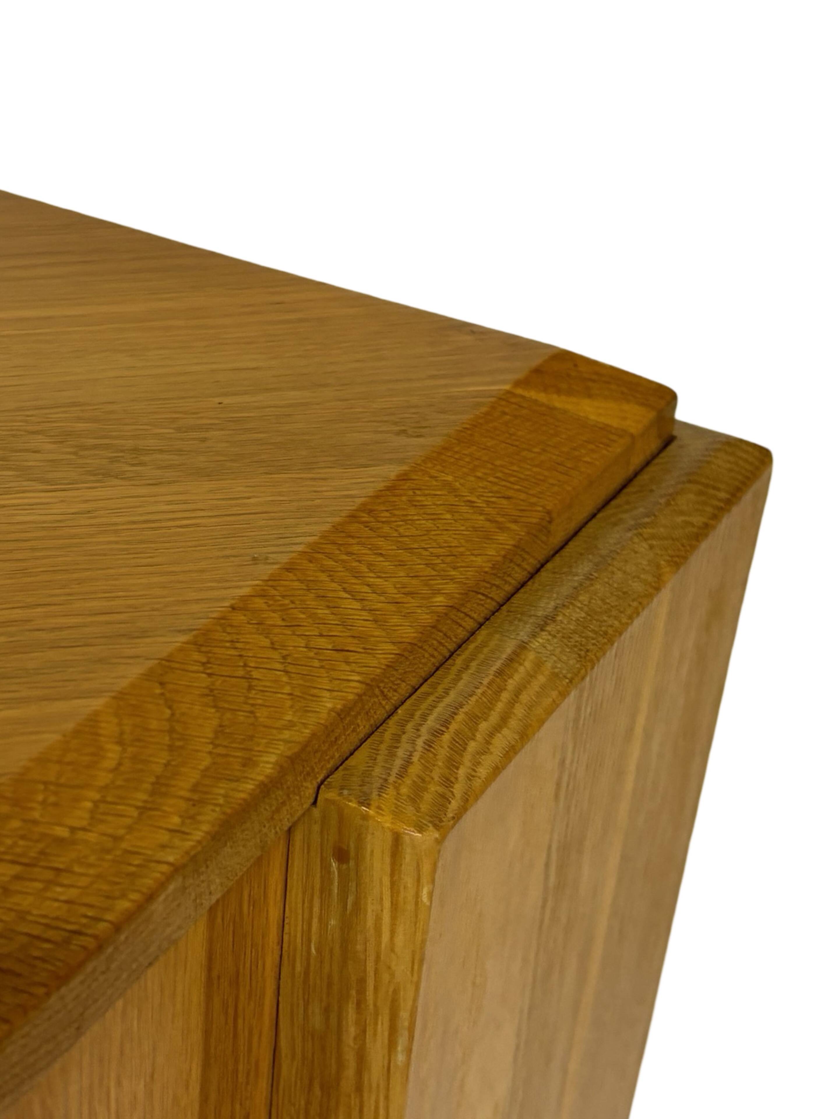 Table basse vintage en forme de larme wabi sabi brutaliste en chêne massif