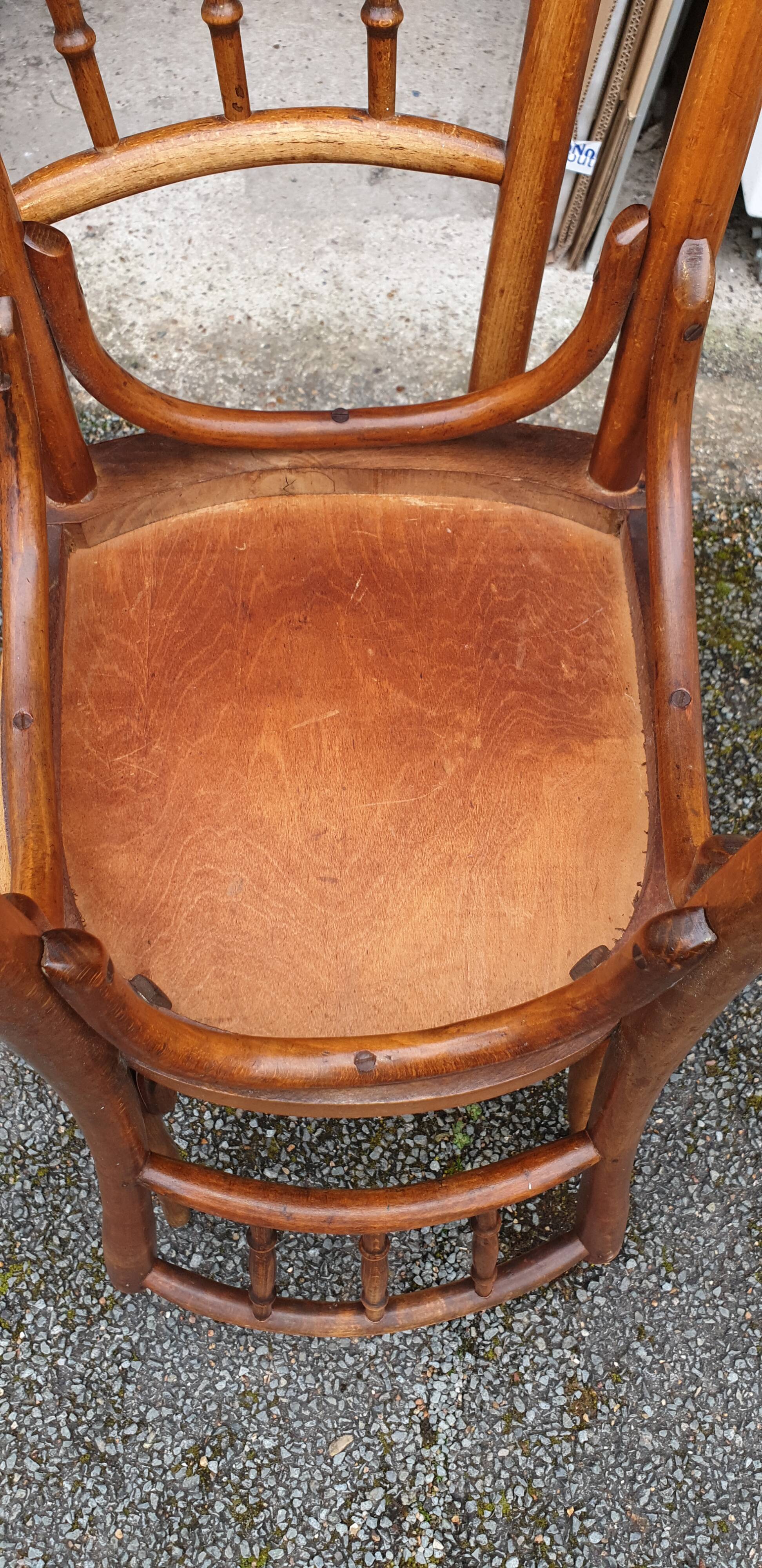 4 curved wooden chairs 1920/1940.