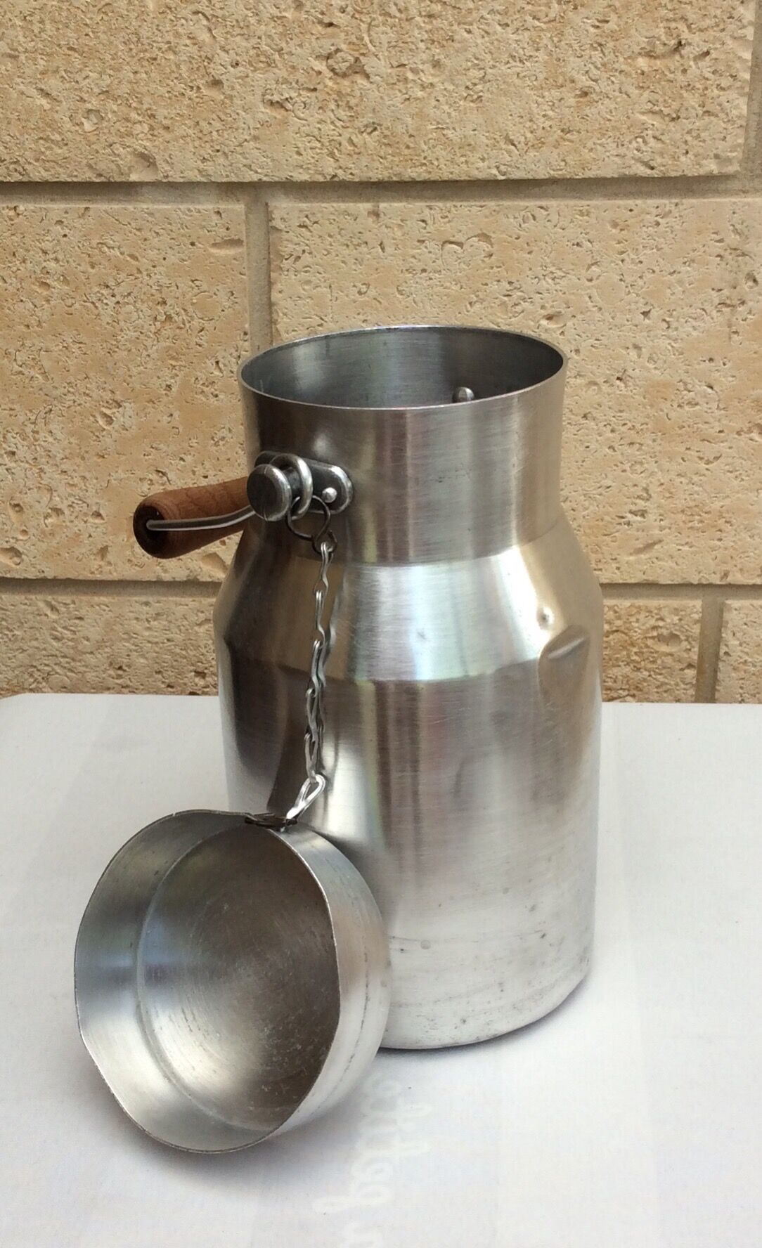Ancien pot à lait aluminium poignée bois e.l.r alu