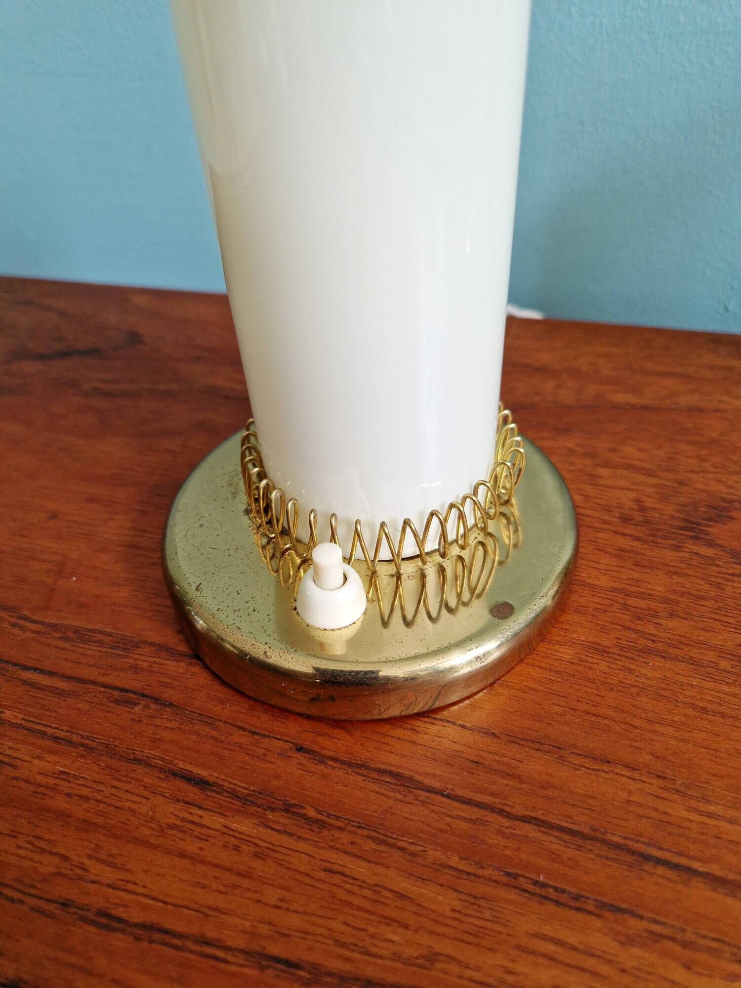 Pair of Mid-Century bedside lamps in brass and cream opaline, 1950.
