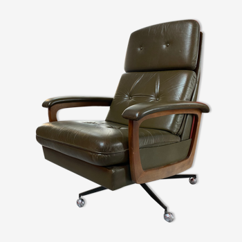 Relaxed chair in olive green leather in the 70s