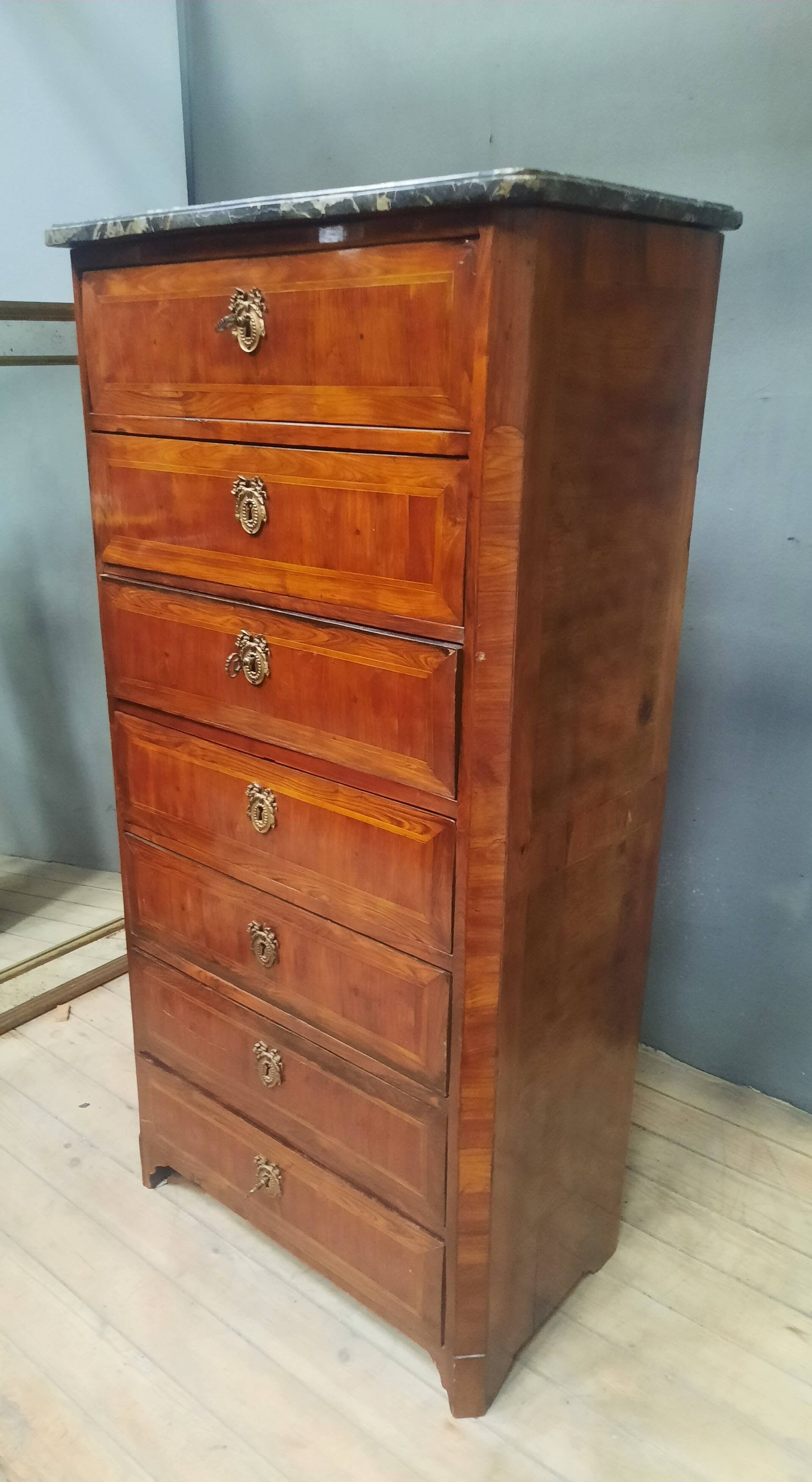 Eighteenth-century wooden veneer chest of drawers