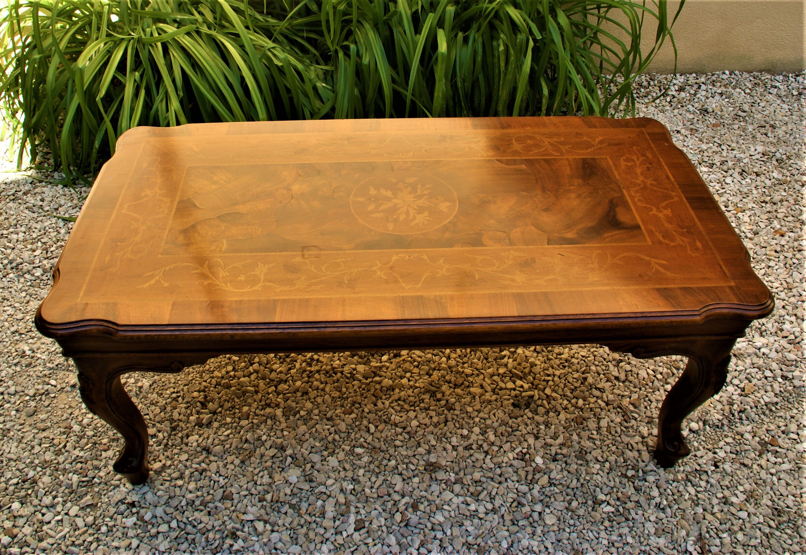 Italian wooden coffee table with marquetry inlaid top