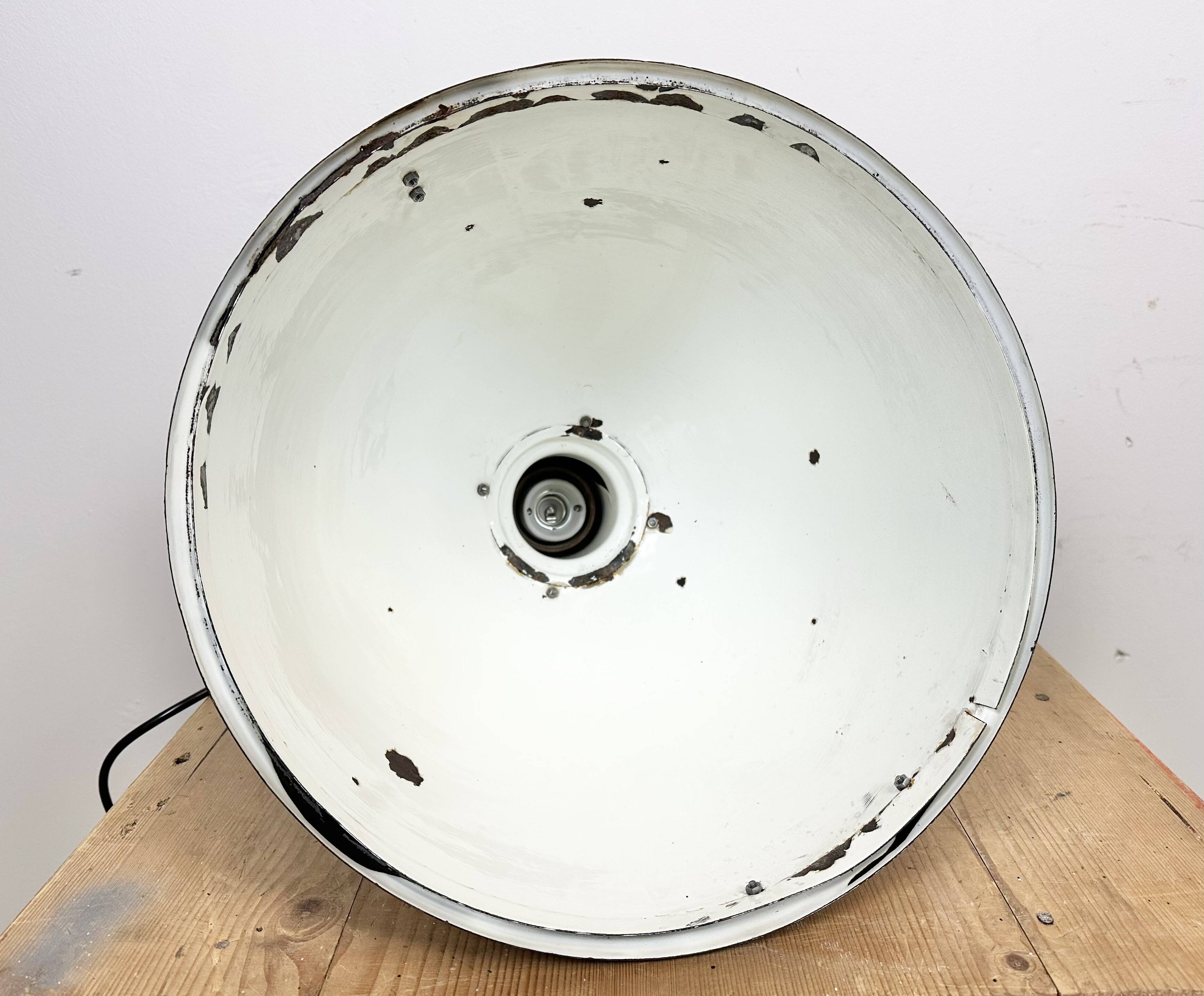 Suspension industrielle en émail noir, 1950s