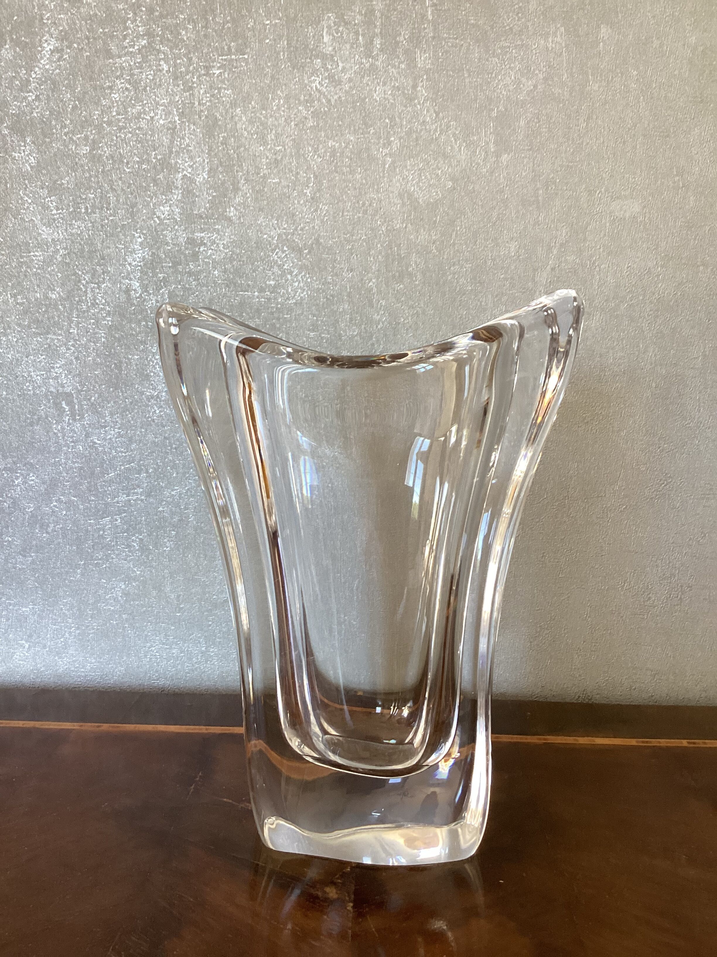 Vase en cristal signé Daum France design vintage dimension : hauteur -23cm- largeur -16cm-