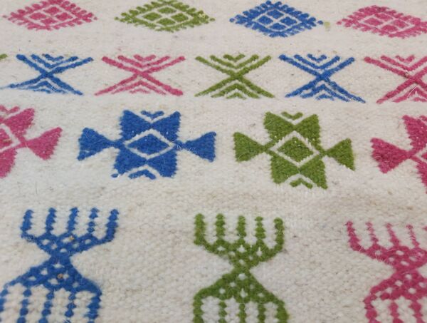 Tapis blanc à motifs berbères rose vert et bleu