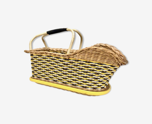 Bottle holder in braided wicker and scoubidou