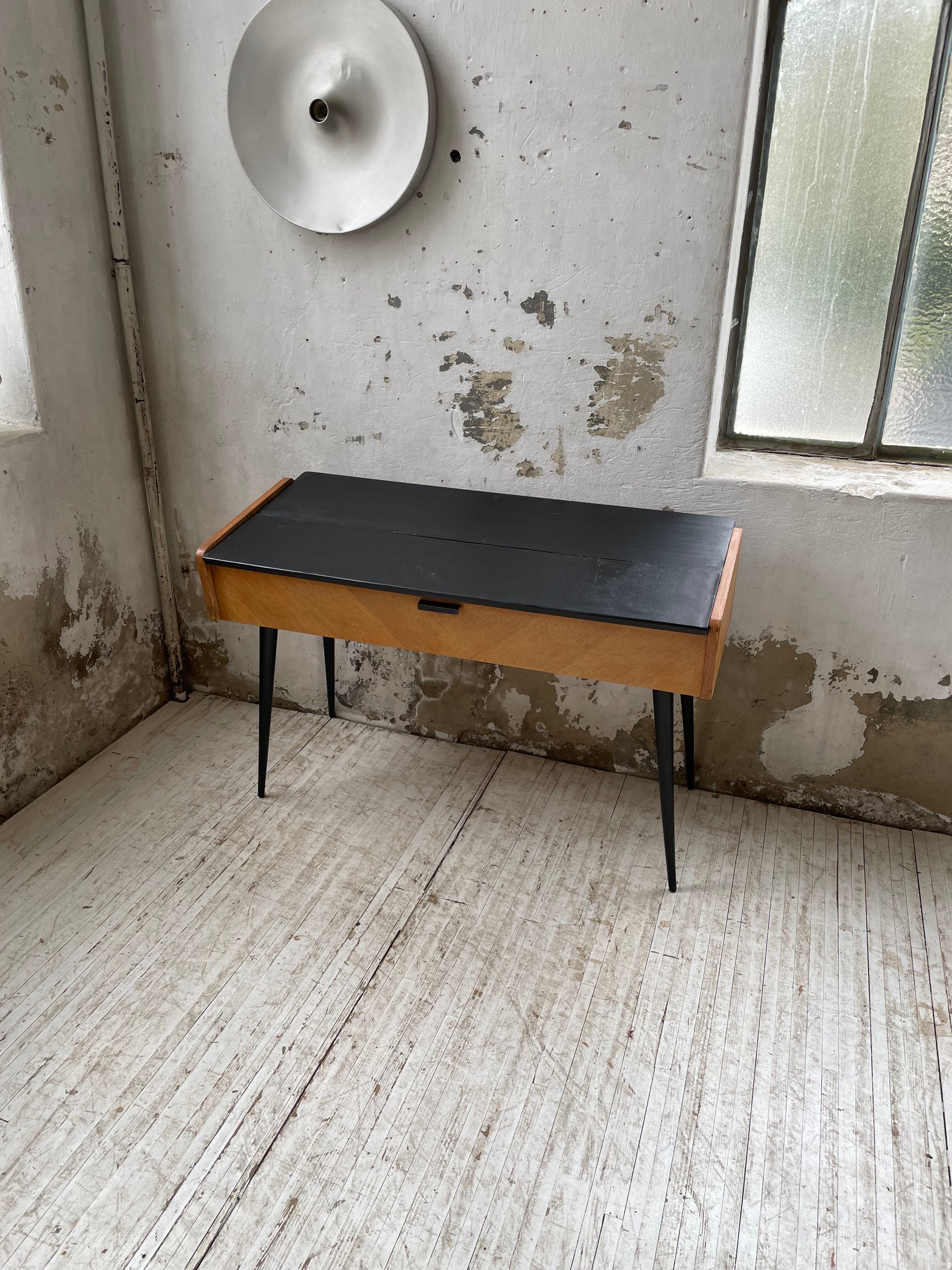 Console desktop feet compass 60s