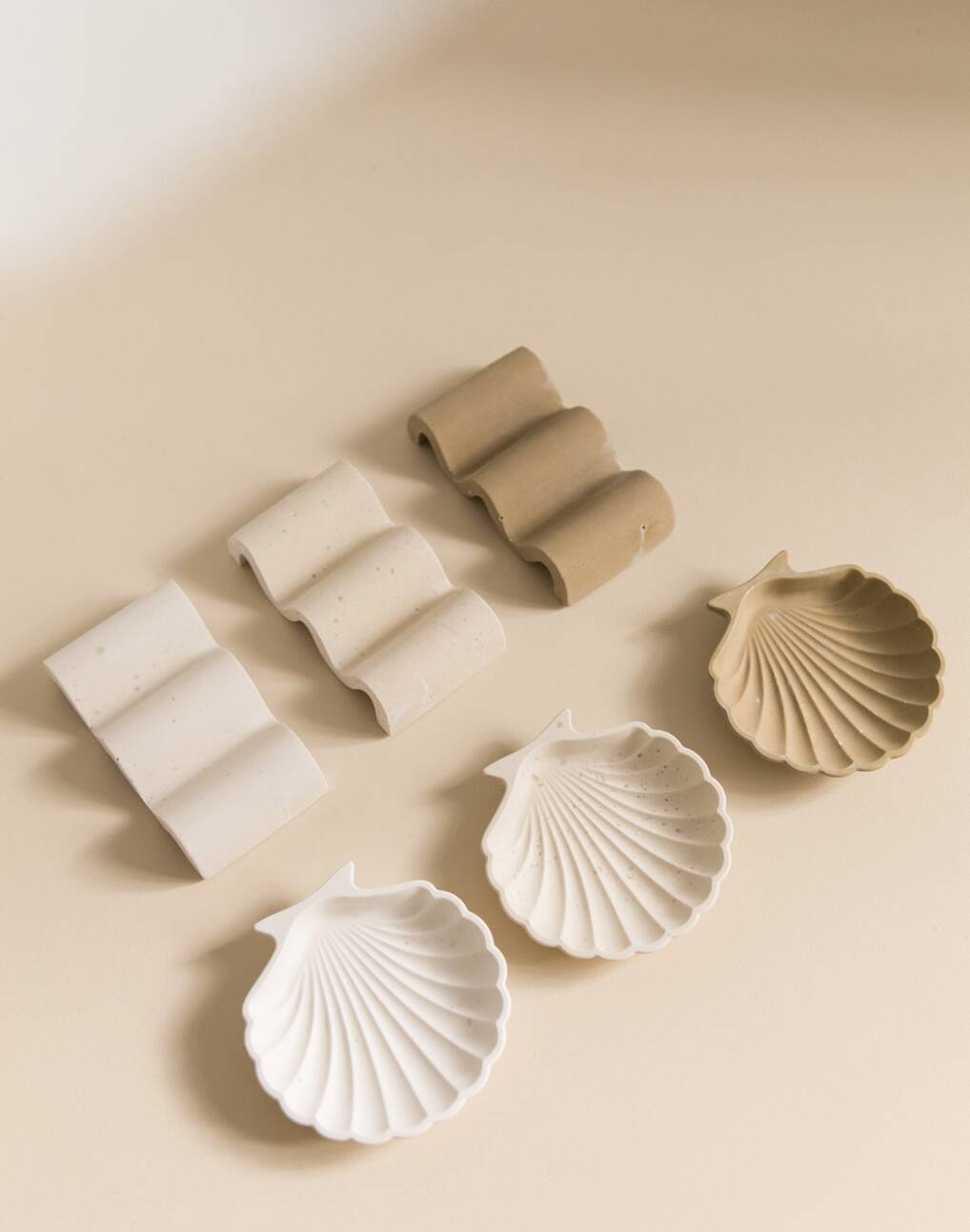 Empty pocket in shell-shaped jesmonite