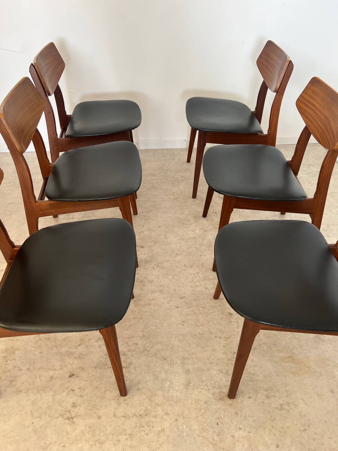 Set of 6 teak and black imitation leather chairs, Scandinavian design from the 70s vintage