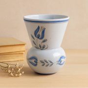 Vase en faïence émaillée bleue à décor floral stylisé, signé à la base