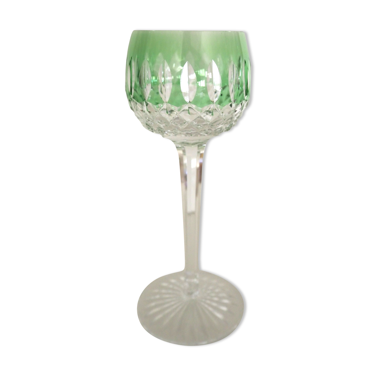 Verre en cristal –   roemer vert – saint-louis – avec une pointe de pigmentation prononcée.