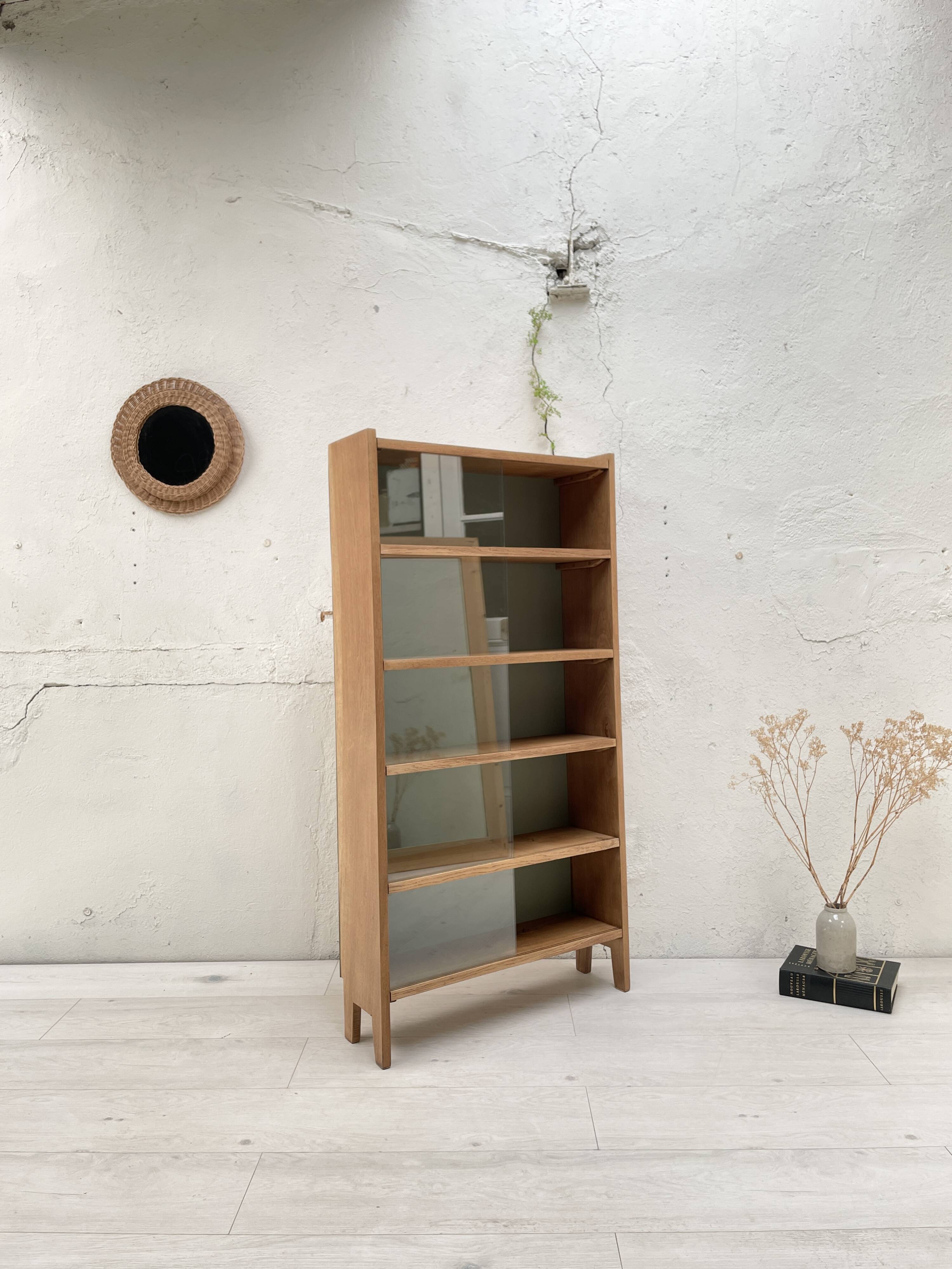 Vintage bookcase in solid oak.