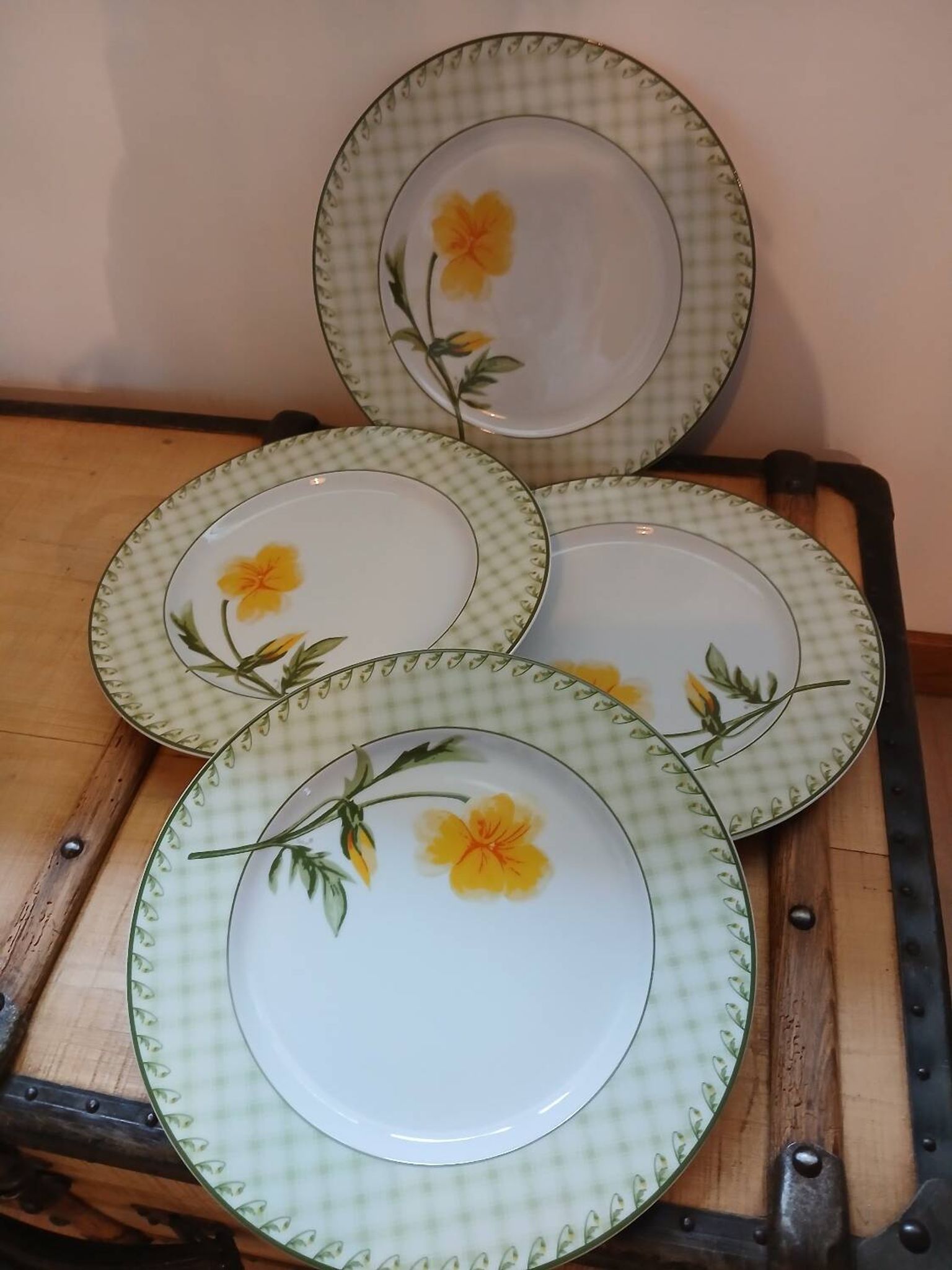 4 assiettes en porcelaine vintages