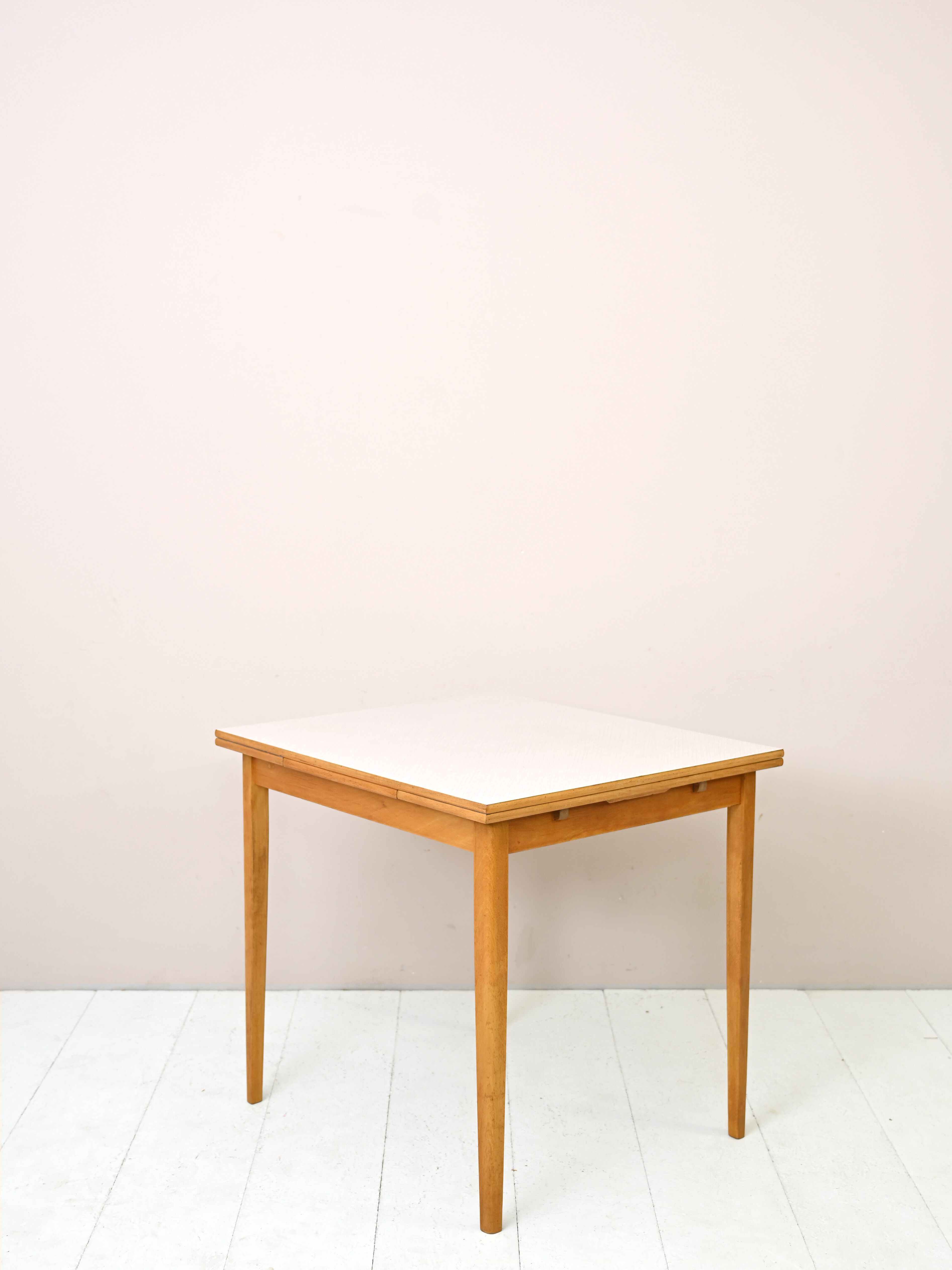 Extendable formica table