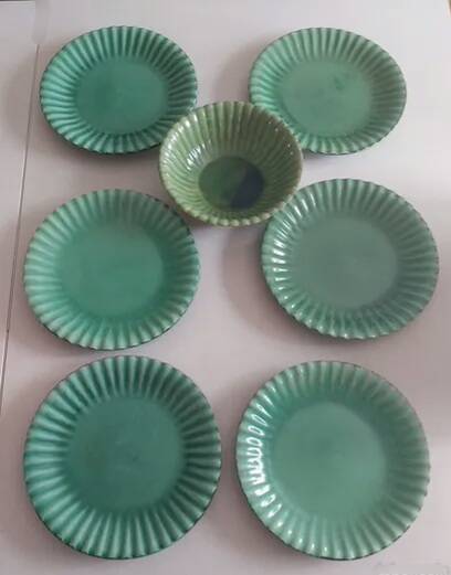 6 green flat plates from Terre è Provence + small salad bowl