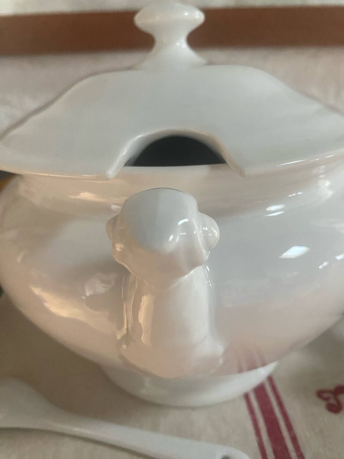 Petite soupière en porcelaine ancienne