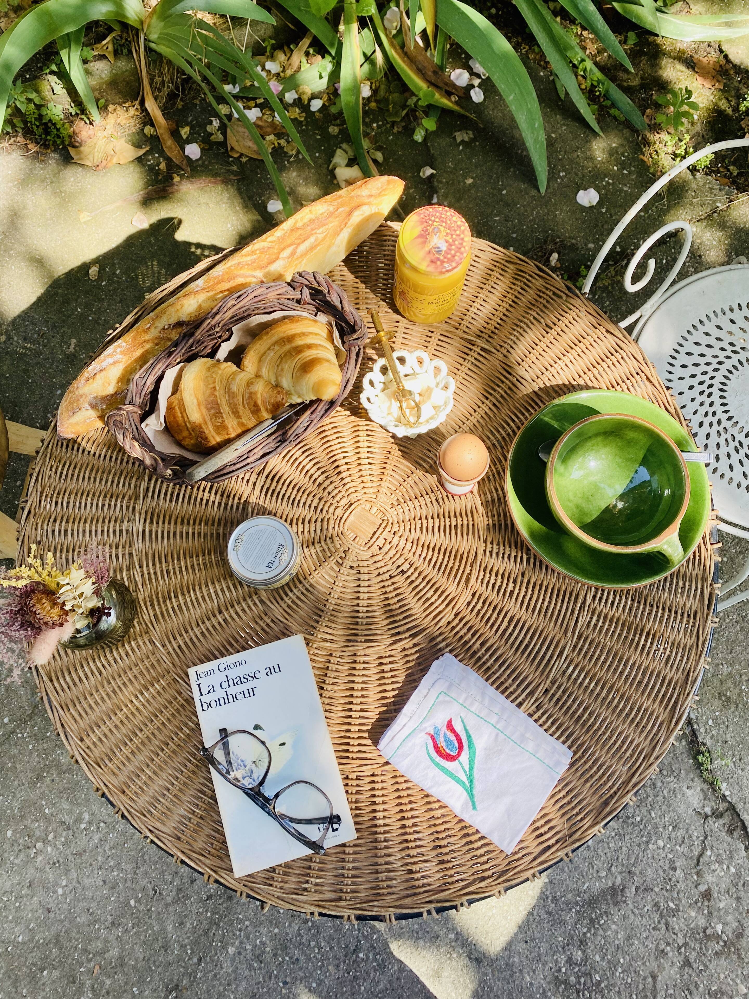 Vintage round table in woven rattan and black wrought iron – 1950s / 1960s