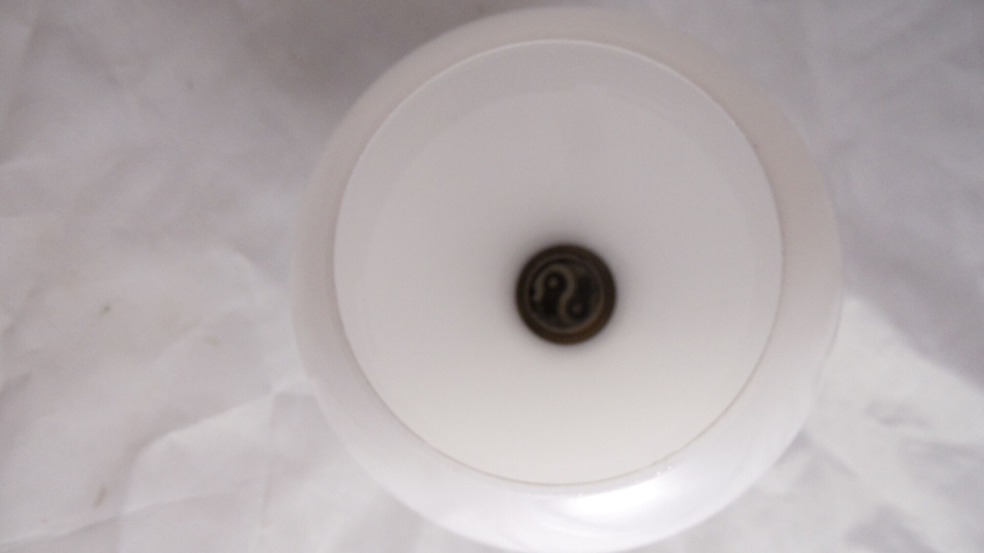 Applique Art Déco support porcelaine et globe opaline